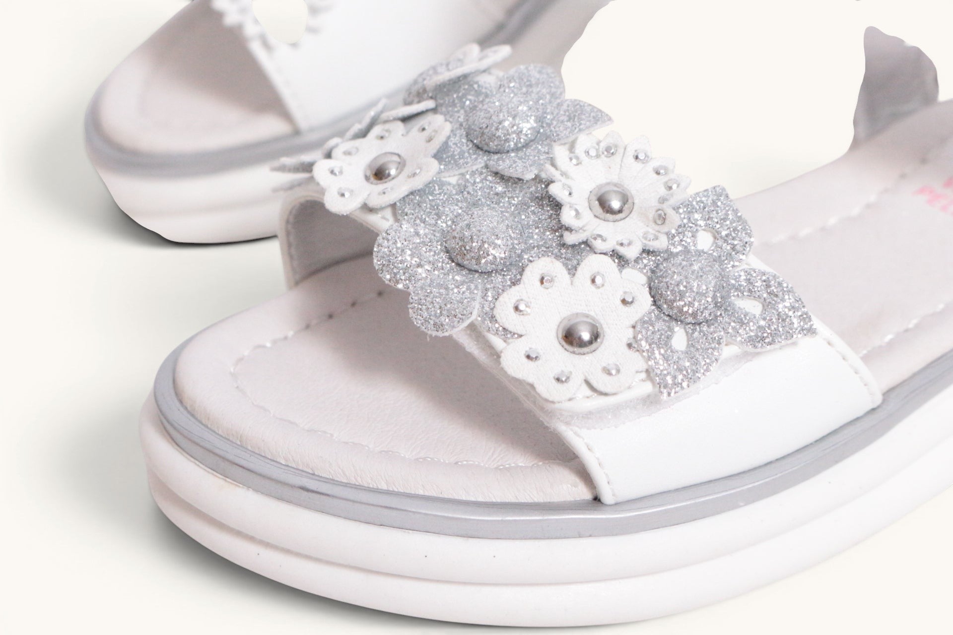 Frippindealz Sandales blanches en cuir synthétique pour filles, ornées de fleurs argentées scintillantes et de perles. Taille 30.
