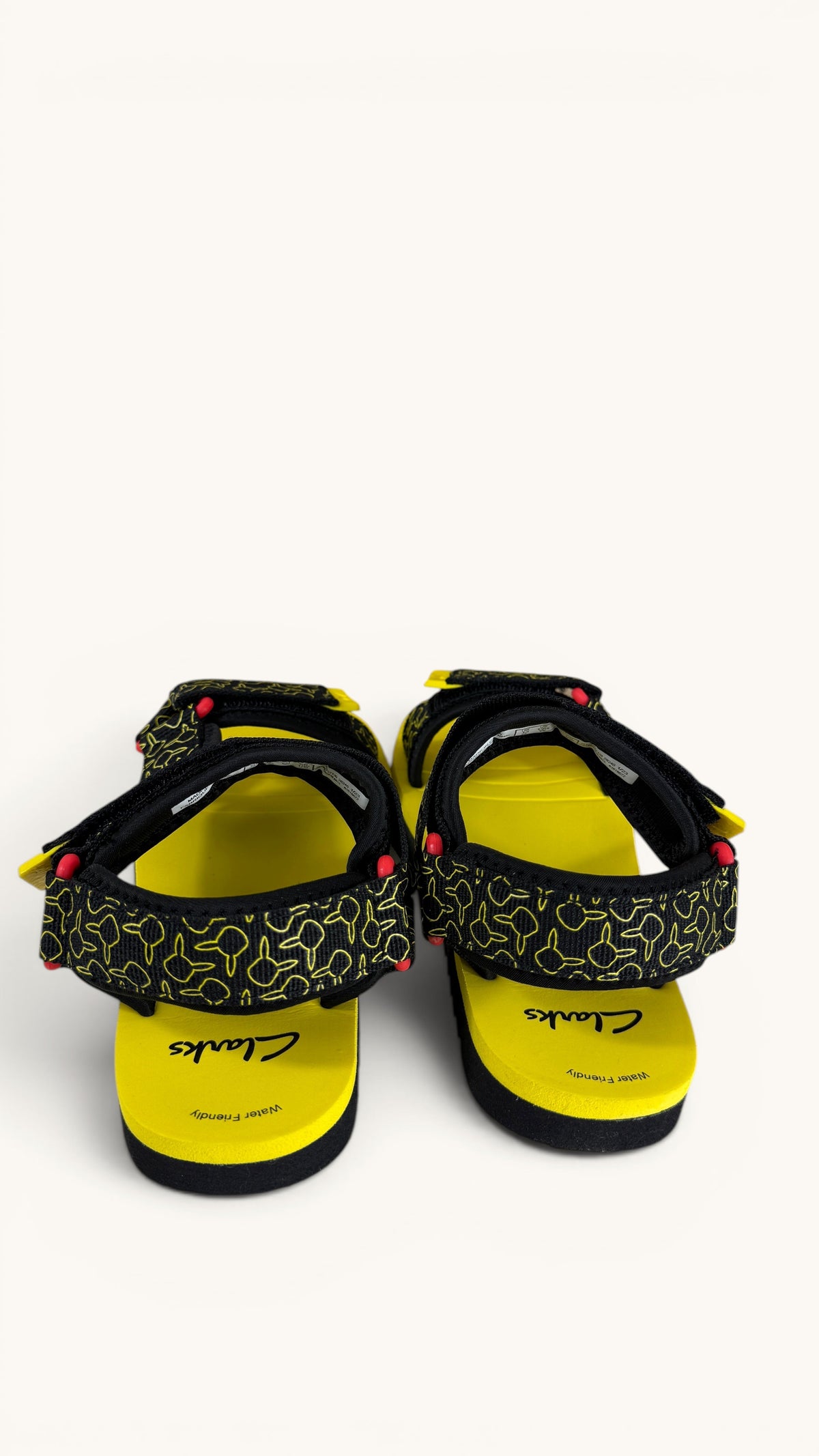 Sandales enfant Frippindealz Clarks x Pokémon Peak Go O noires et jaunes avec motif Pikachu et brides scratch