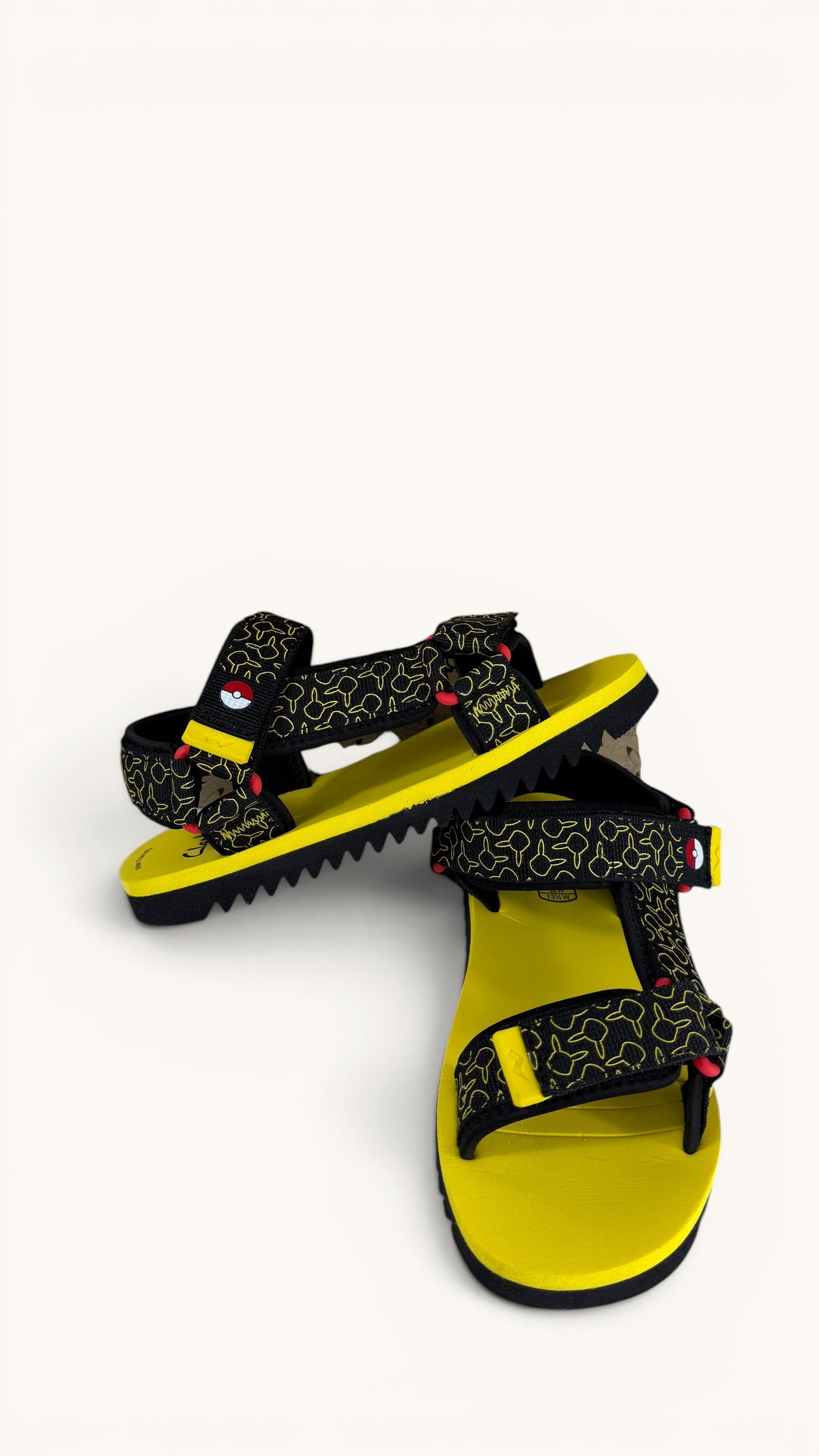 Sandales enfant Frippindealz Clarks x Pokémon Peak Go O Pikachu noires et jaunes avec brides à scratch
