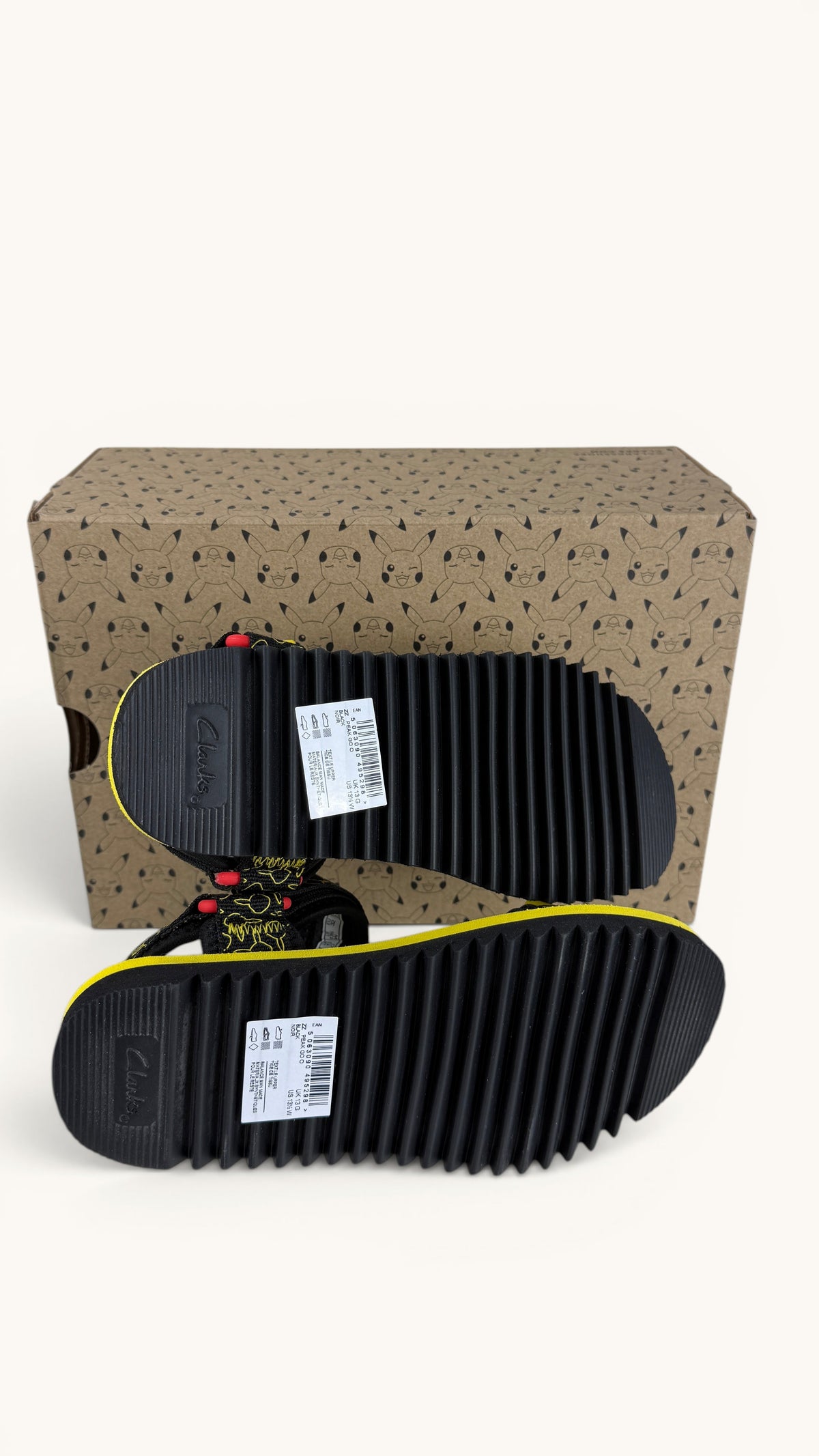 Sandales enfant Frippindealz Clarks x Pokémon Peak Go O noires et jaunes avec semelles crantées et boîte collector