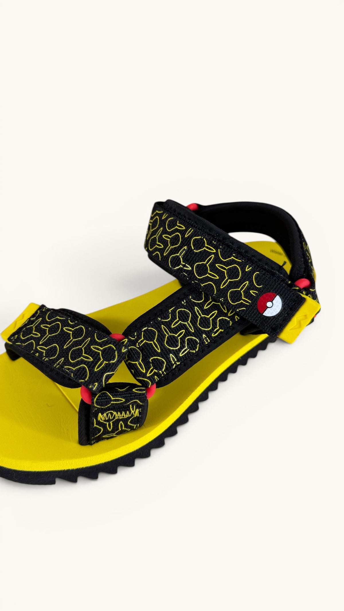 Sandales enfant Frippindealz Clarks x Pokémon Peak Go O noires et jaunes avec motif Pikachu et brides à scratch