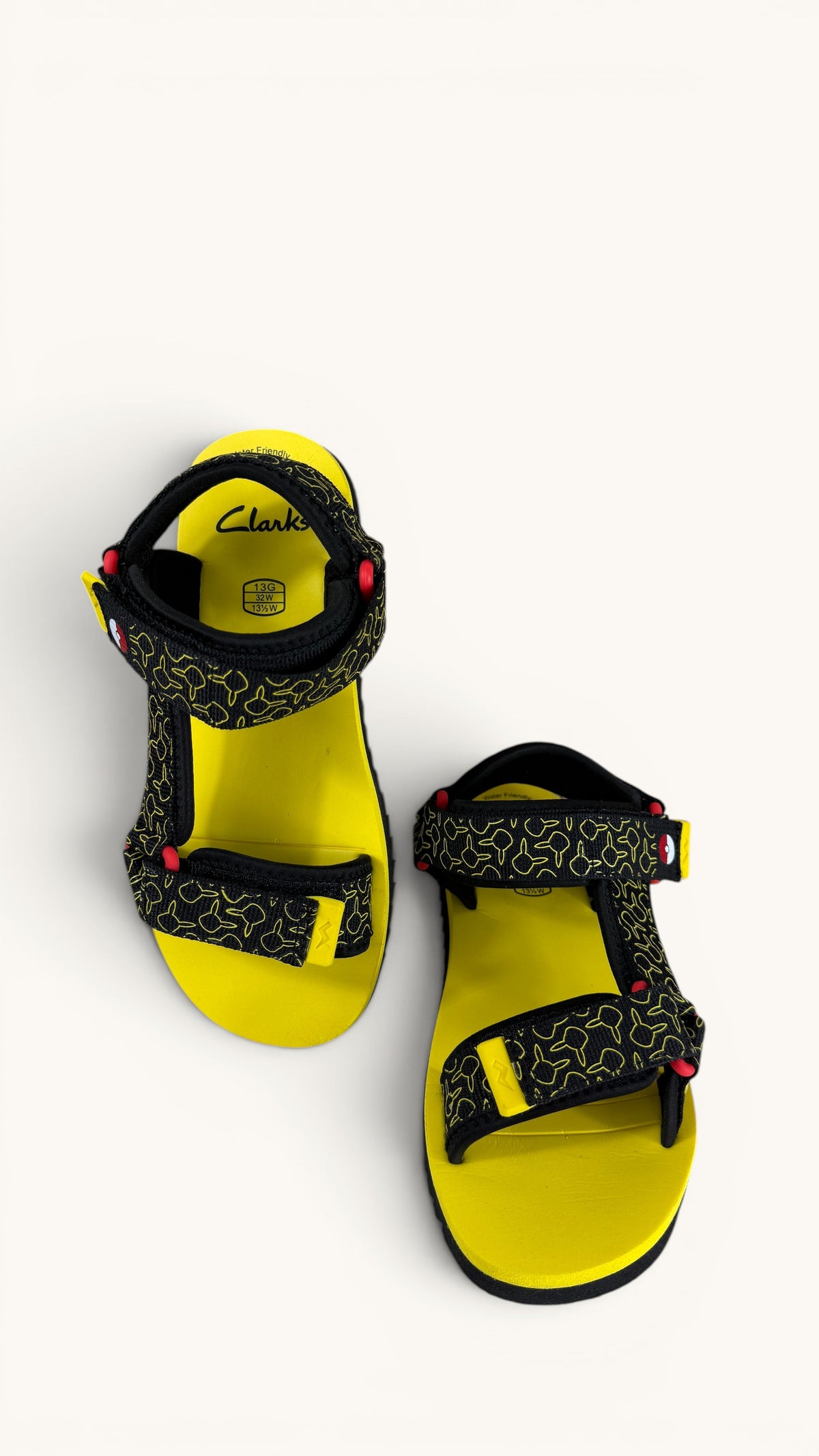 Sandales enfant Frippindealz Clarks x Pokémon Peak Go O noires et jaunes avec motif Pikachu et brides à scratch