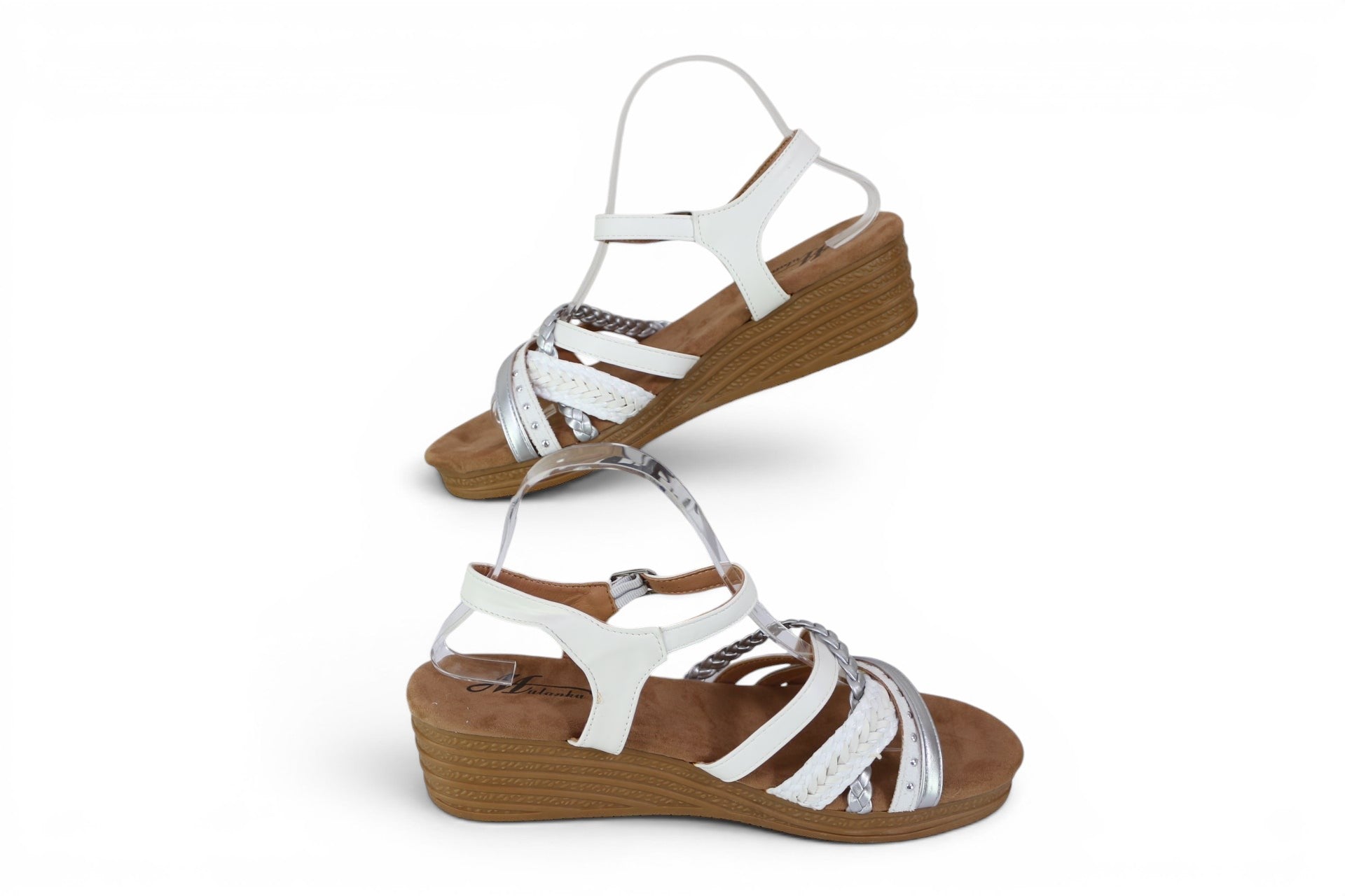 Sandales compensées Frippindealz Mulanka blanches et argentées à brides tressées et semelle confortable