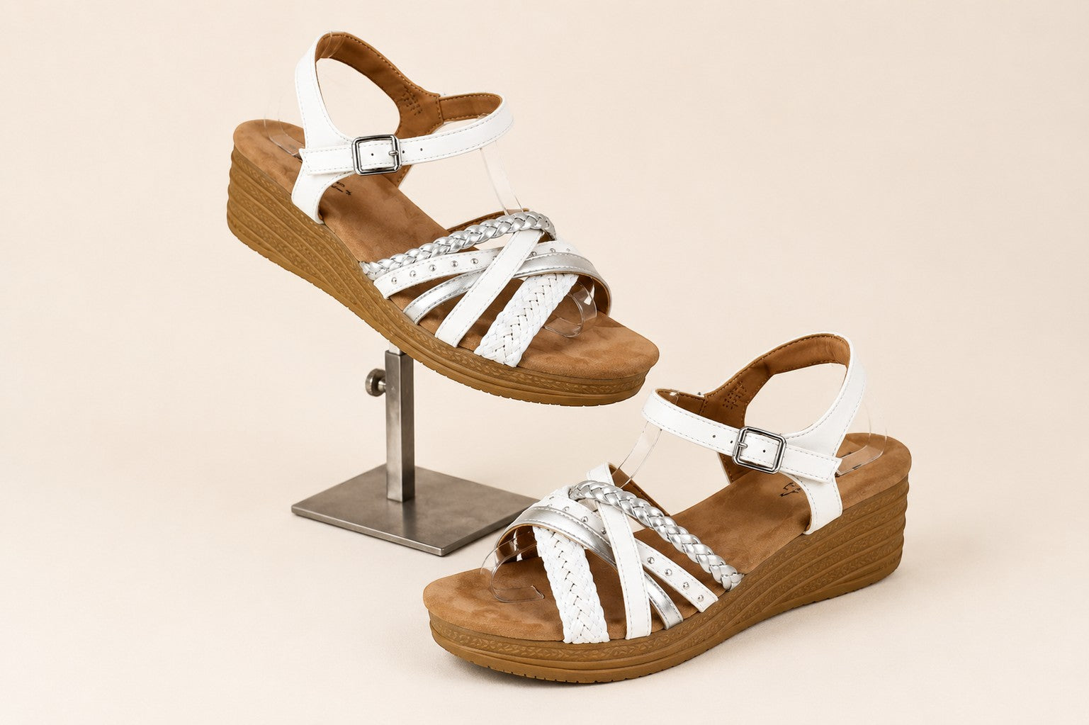 Sandales compensées Frippindealz Mulanka blanches et argentées avec brides tressées et semelle confortable