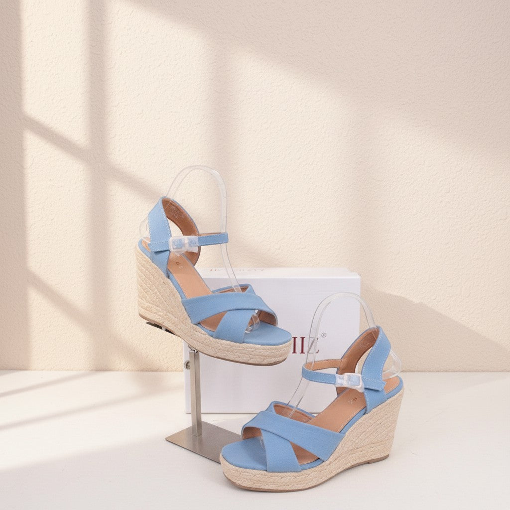 Sandales compensées Frippindealz Marquiiz bleu ciel en toile avec talon aspect corde tressée et brides croisées