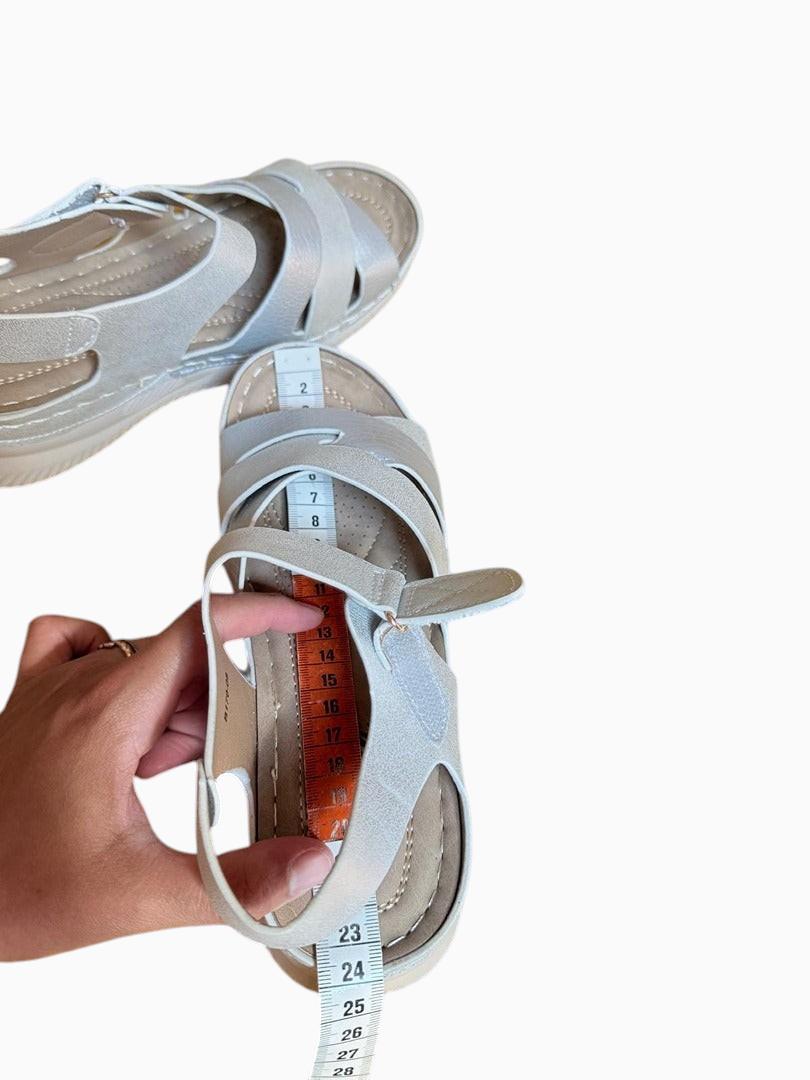 Sandales compensées Frippindealz crème avec brides croisées texturées et fermeture auto-agrippante, vue avec mesure