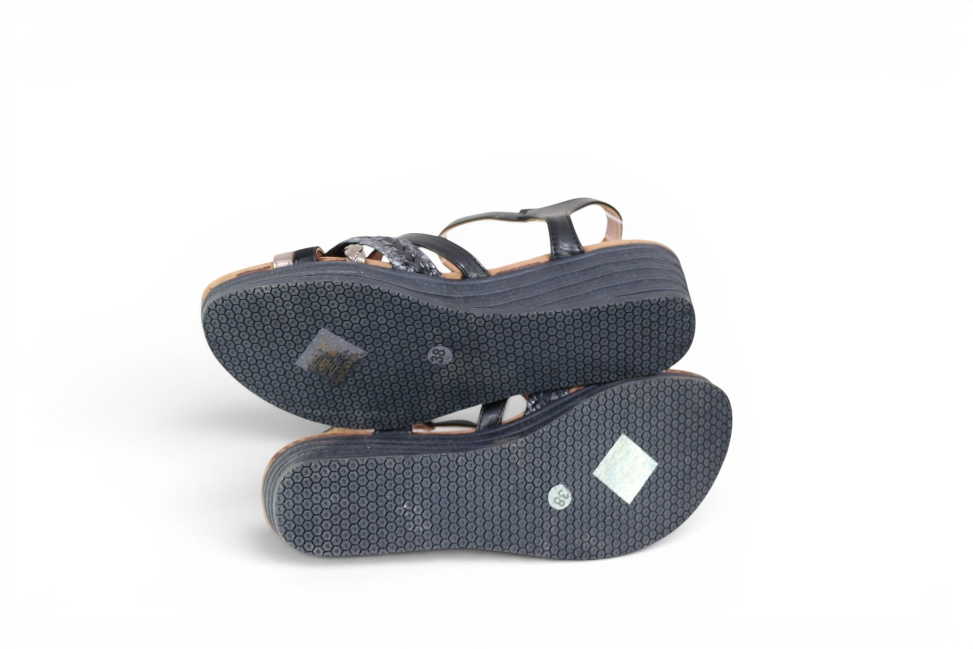 Sandales compensées Frippindealz Mulanka noires à semelles crantées et brides tressées, vue de dessous