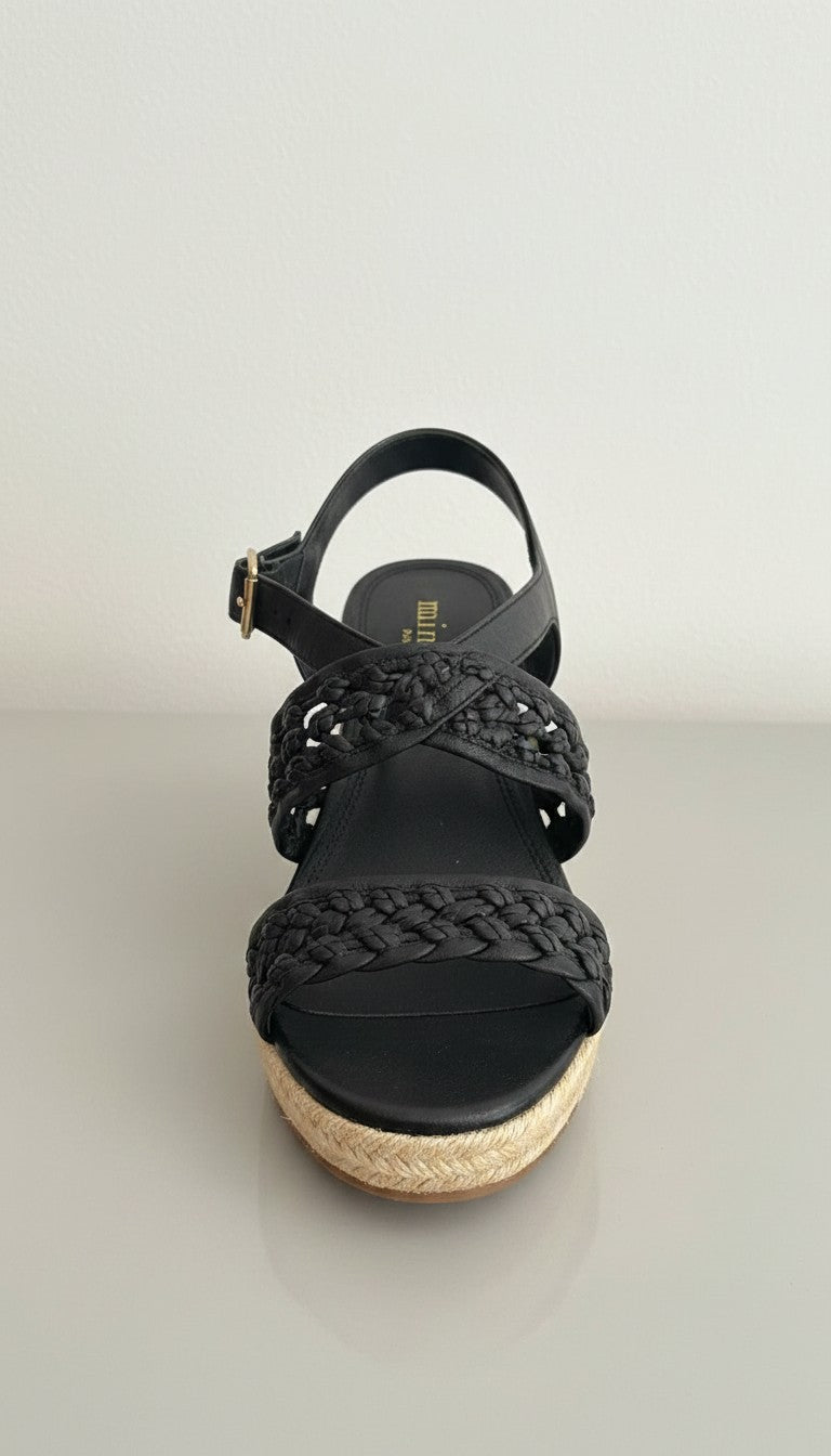 Frippindealz Sandales compensées noires tressées style bohème chic avec semelle corde et bride cheville dorée.