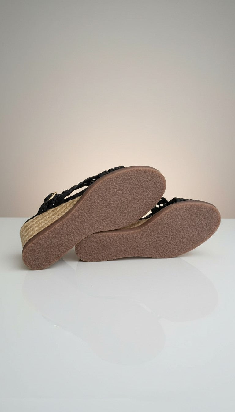 Frippindealz Sandales compensées noires tressées femme style bohème chic avec semelle corde et bride cheville dorée.