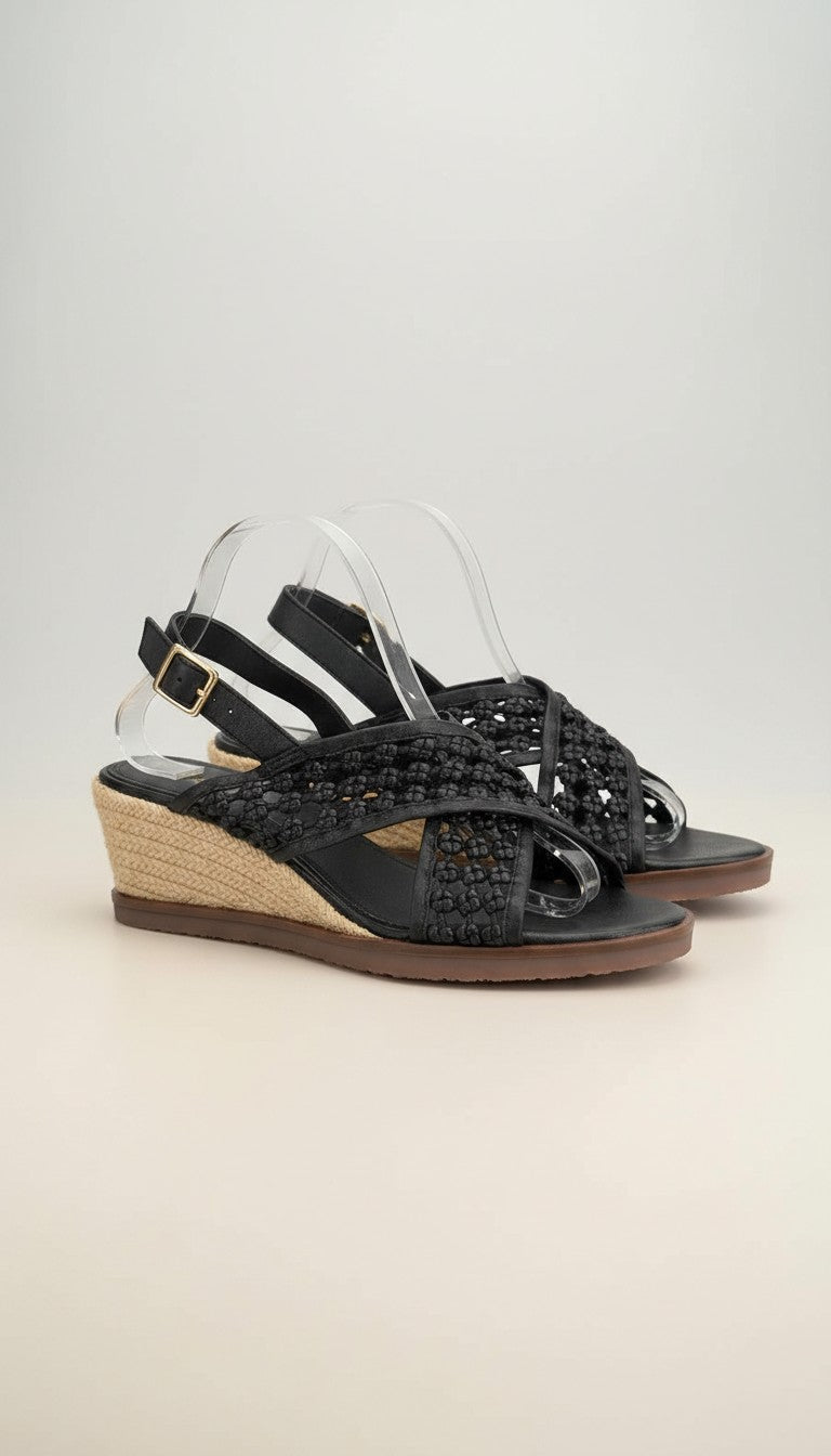 Frippindealz Sandales compensées noires tressées style bohème chic avec semelle corde et bride cheville dorée.