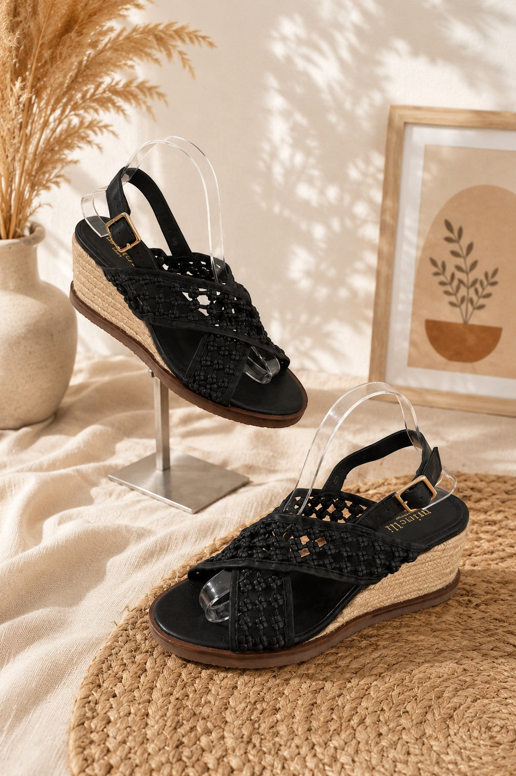 Frippindealz Sandales compensées noires tressées femme style bohème chic avec bride cheville dorée et semelle corde.