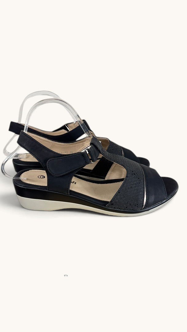 Sandales compensées Frippindealz Comfortsoft noires avec bride velcro et détails texturés effet python