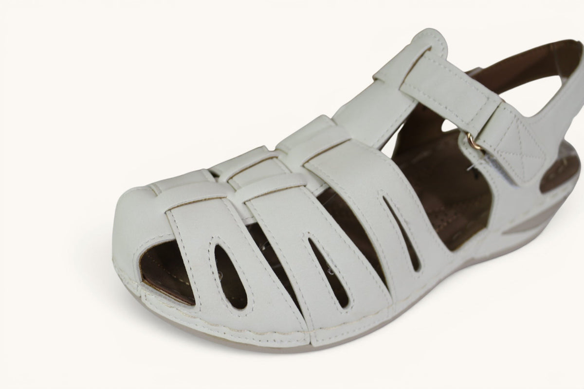 Sandales confort Frippindealz blanc cassé à design ajouré et bride auto-agrippante avec semelle compensée légère