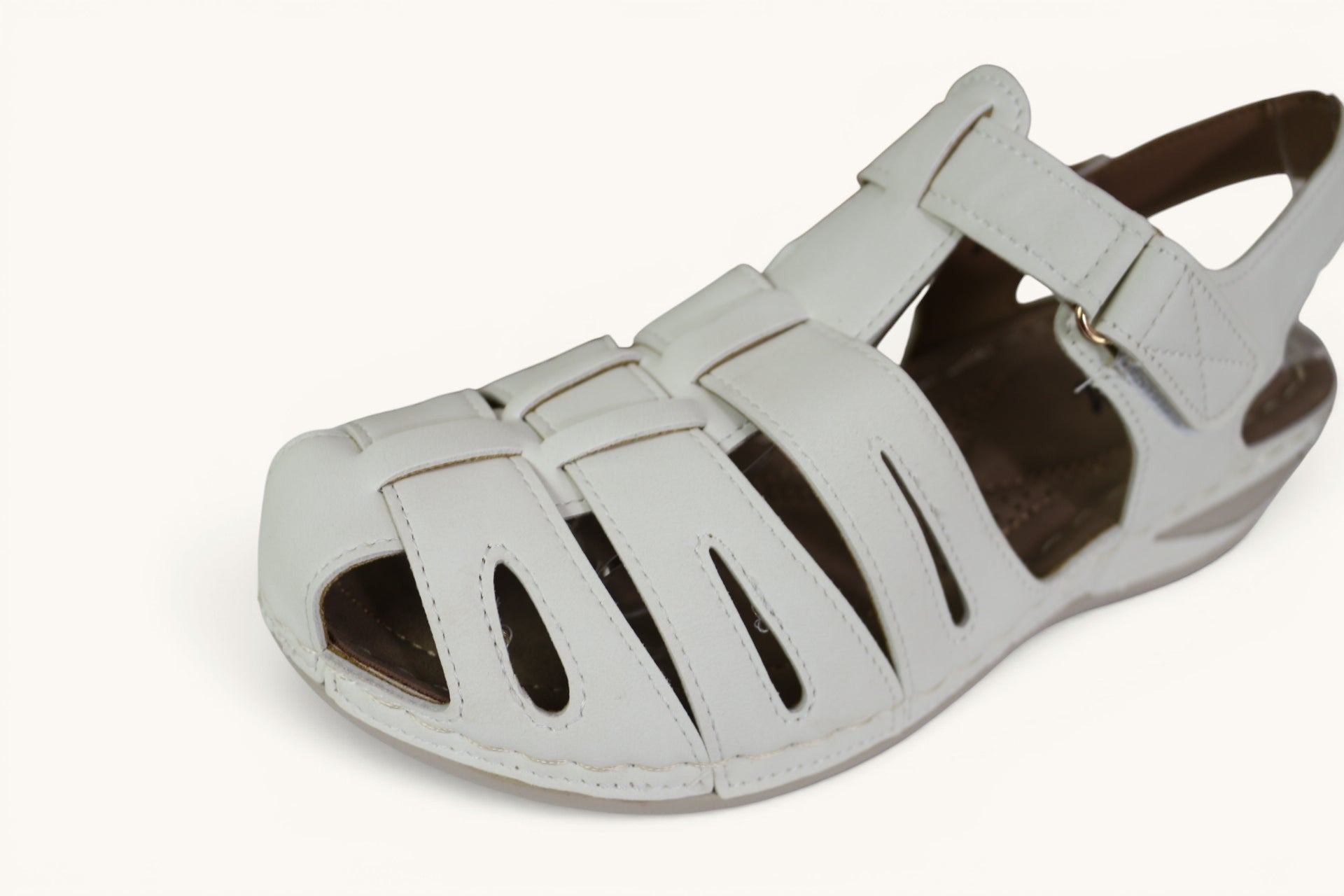 Sandales confort Frippindealz blanc cassé à design ajouré et bride auto-agrippante avec semelle compensée légère