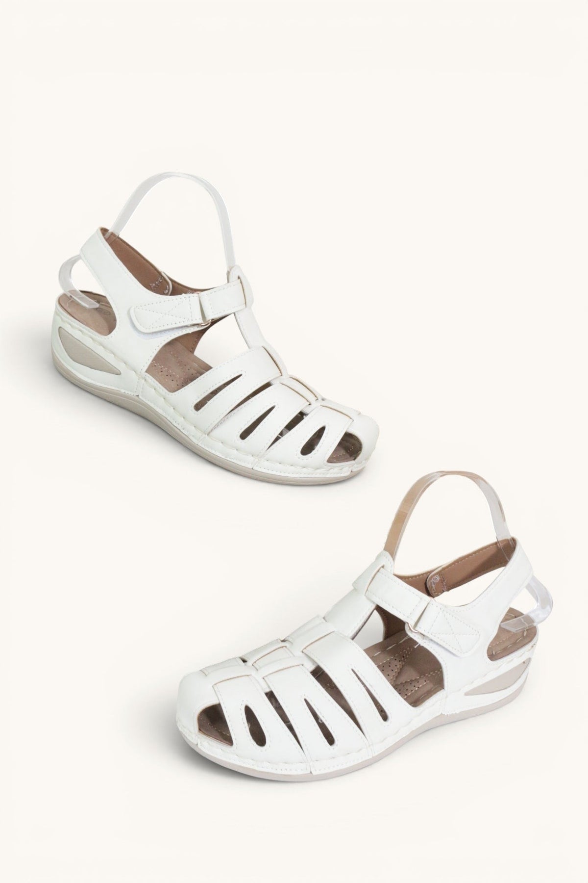 Sandales confort Frippindealz blanc cassé à design ajouré, bride auto-agrippante et semelle compensée légère
