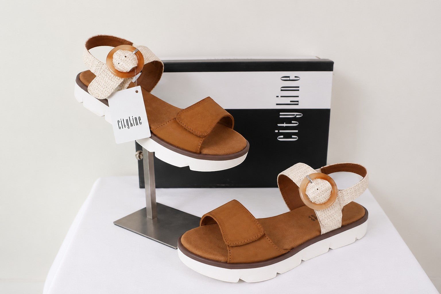 Sandales confort femme Frippindealz Cityline camel et écru avec semelle épaisse et boucle décorative effet résine
