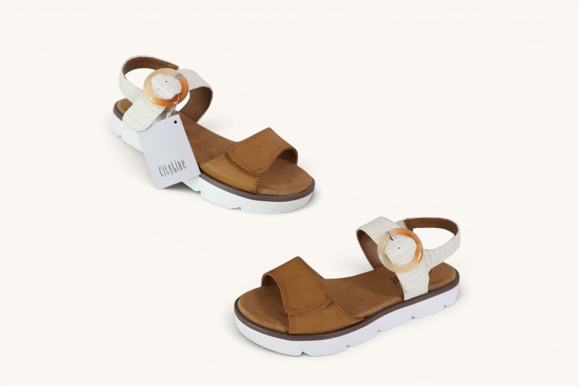 Sandales confort femme Frippindealz Cityline camel et écru avec bride élastiquée, boucle effet résine et semelle épaisse