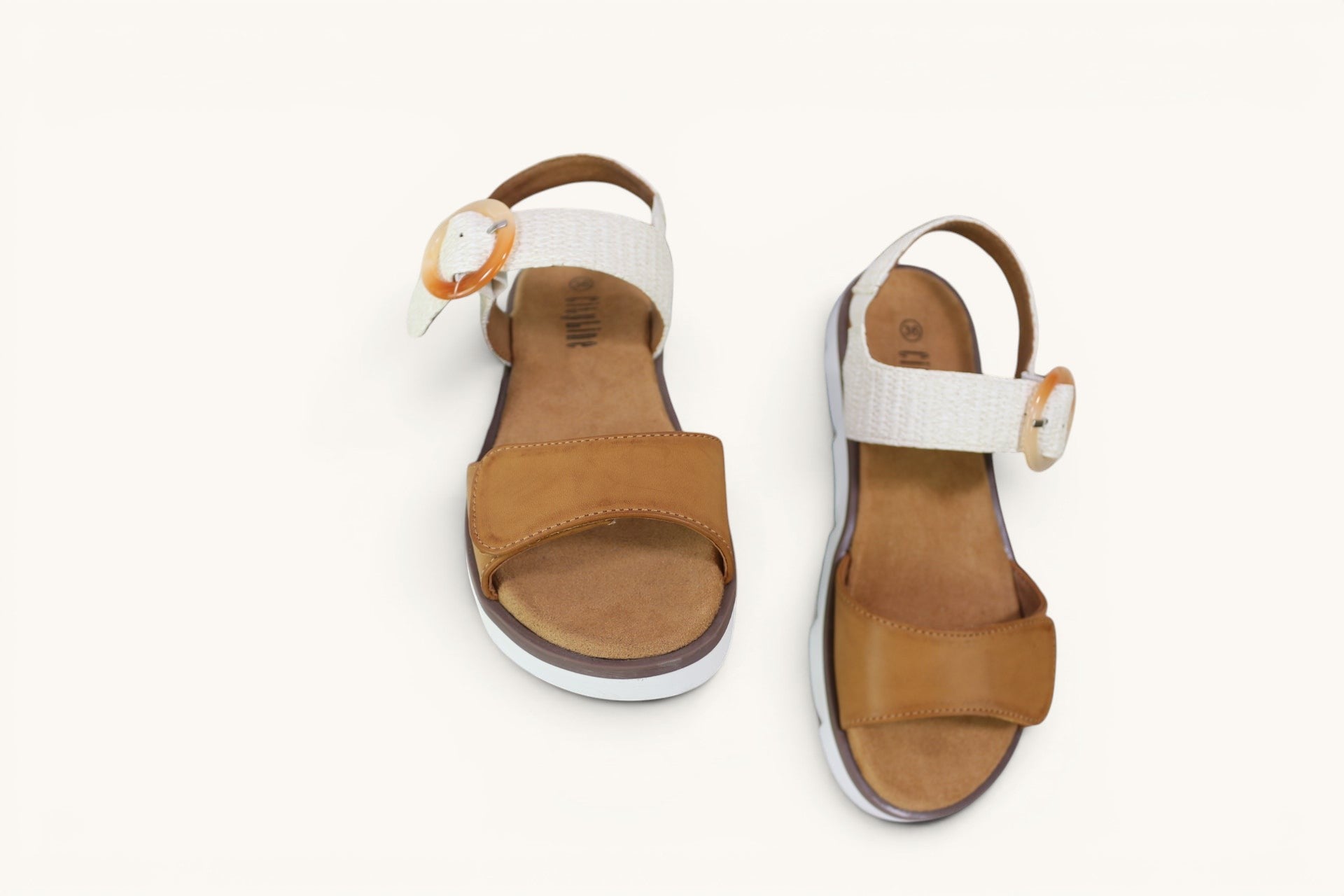 Sandales confort Frippindealz Cityline camel et écru avec bride élastiquée et boucle décorative effet résine