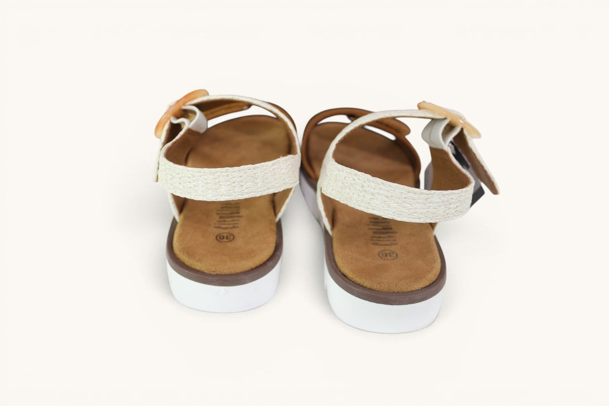 Sandales confort Frippindealz Cityline camel et écru avec bride arrière élastiquée et boucle décorative effet résine