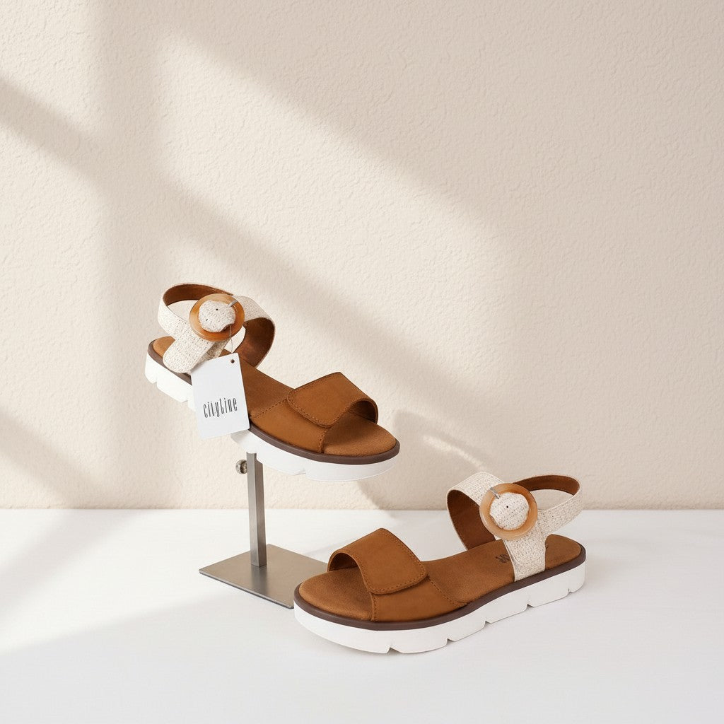 Sandales confort femme Frippindealz Cityline camel et écru avec semelle épaisse et boucle décorative effet résine