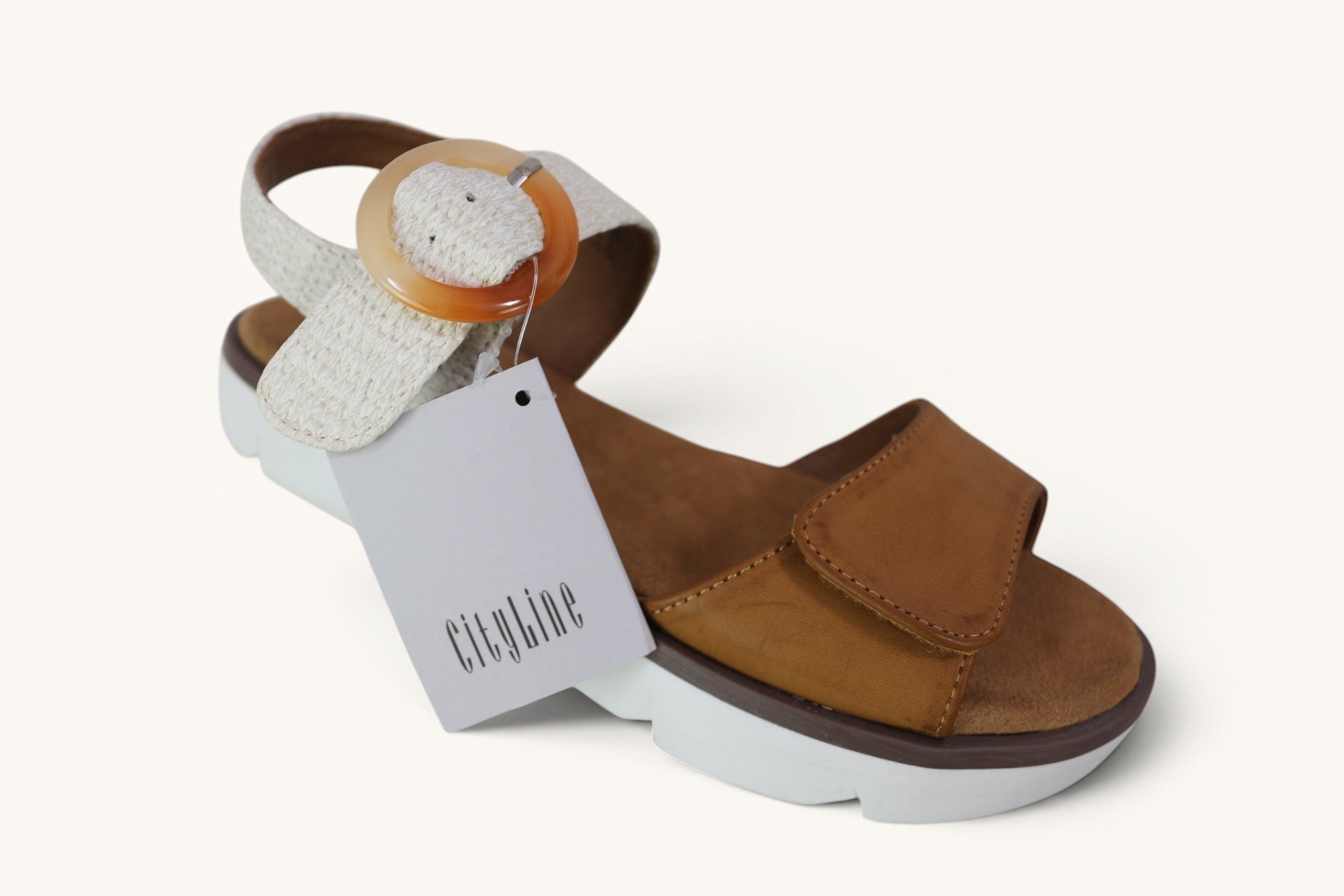 Sandales confort femme Frippindealz Cityline camel et écru avec bride élastiquée, boucle effet résine et semelle épaisse