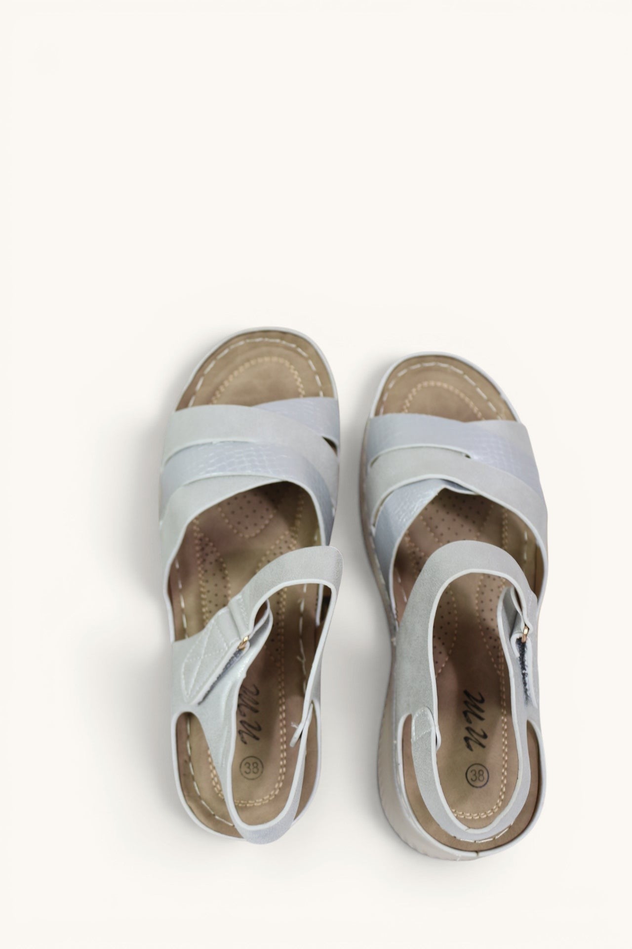 Sandales confort femme Frippindealz NM argentées à brides croisées avec bride arrière réglable et semelle souple