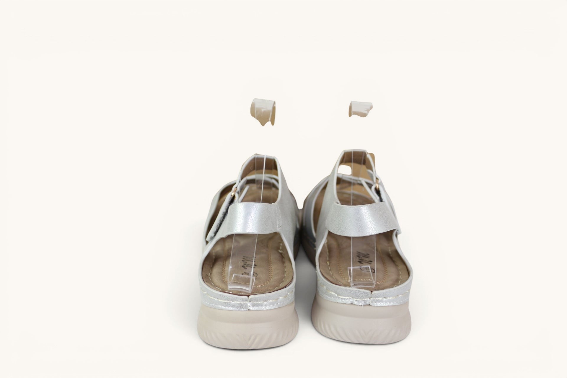 Sandales confort femme Frippindealz NM argentées à brides croisées et bride arrière réglable, vue arrière