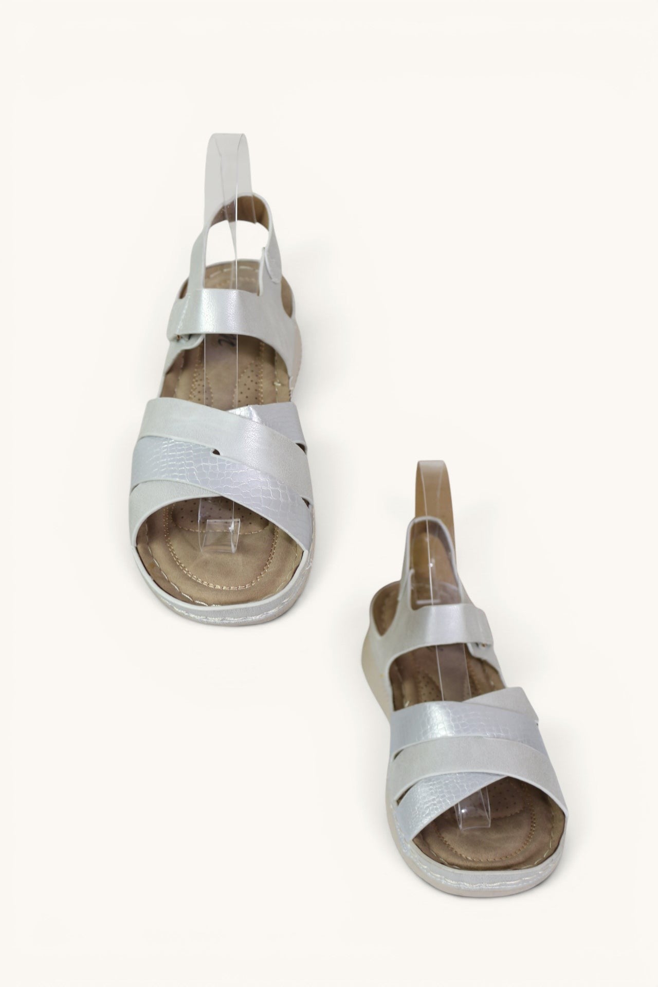 Sandales confort femme Frippindealz NM argentées à brides croisées avec bride arrière réglable et semelle souple