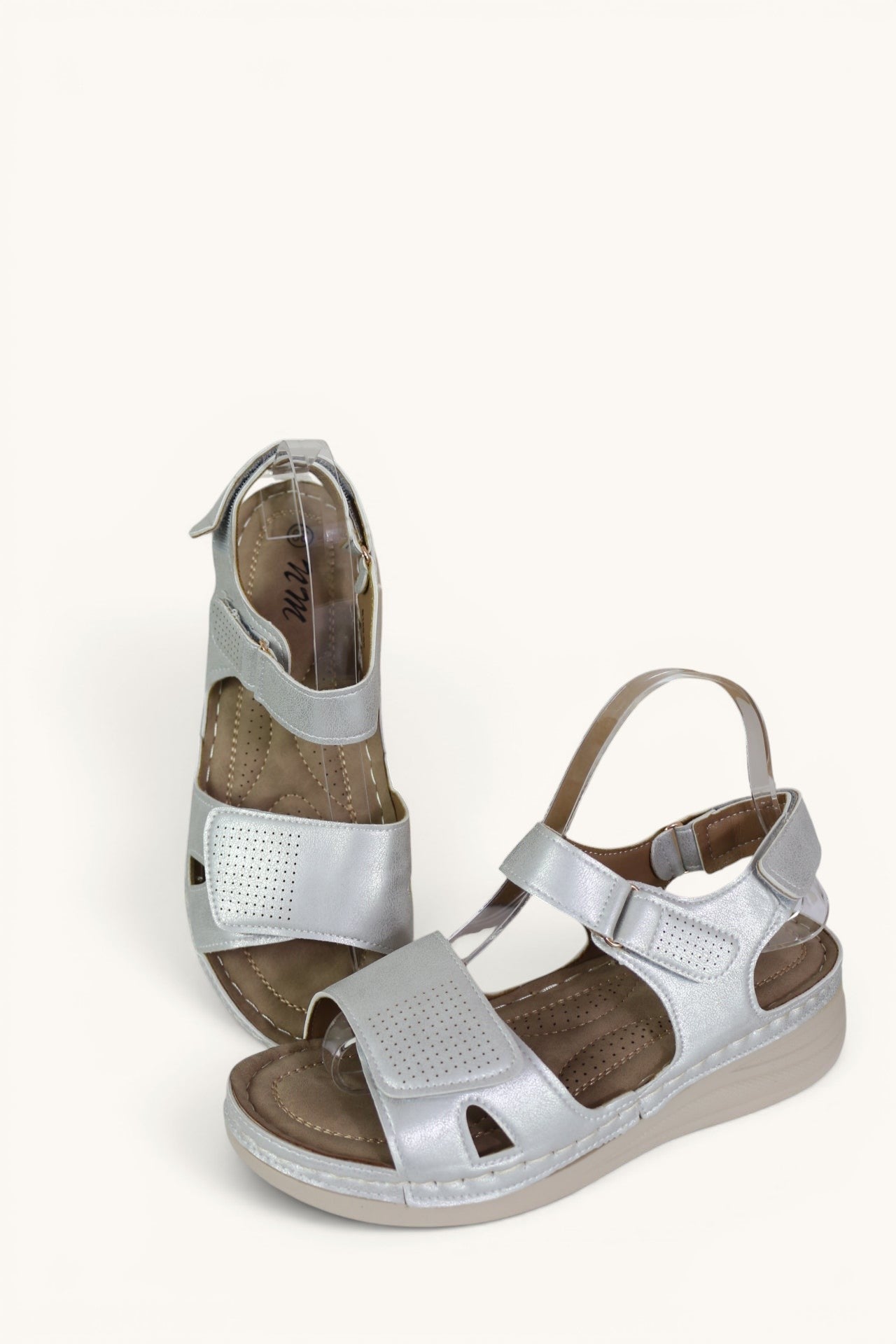 Sandales confort femme Frippindealz NM argentées avec brides à scratch réglables et semelle compensée matelassée