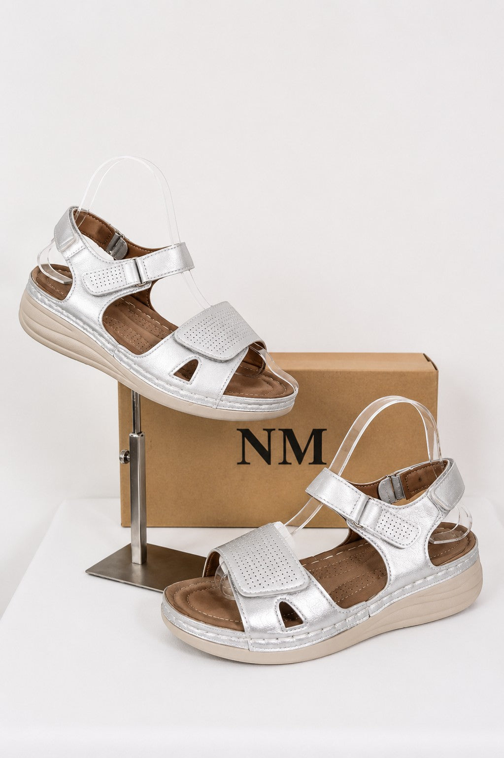 Sandales confort femme Frippindealz NM argentées à brides scratch réglables et semelle compensée sur fond blanc