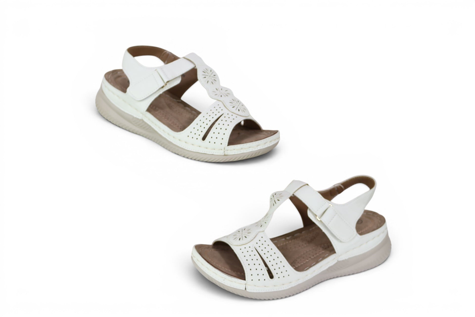 Sandales confort femme Frippindealz blanches avec bride ajustable, détails floraux ajourés et semelle compensée légère