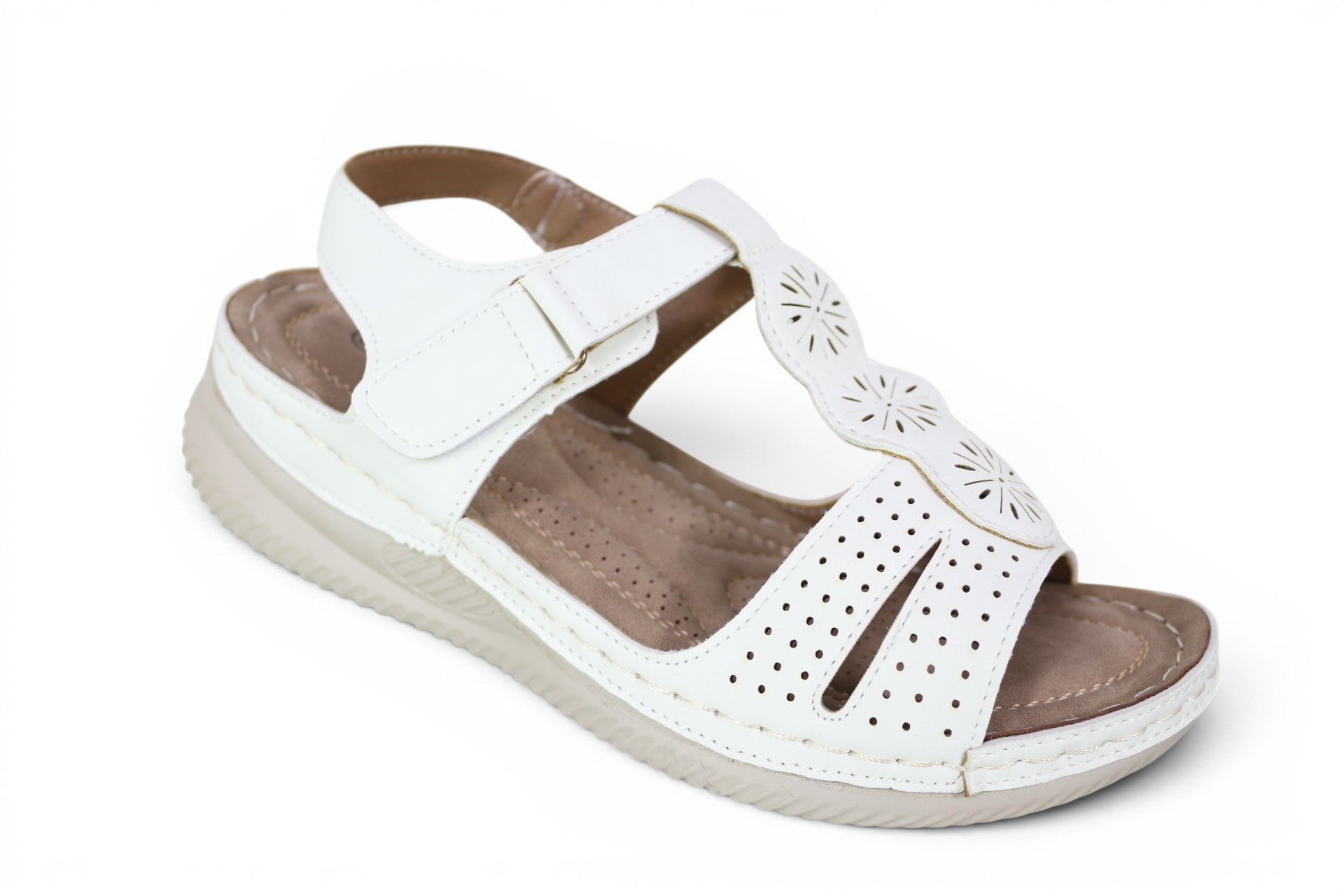 Sandales confort Frippindealz blanches pour femme avec bride ajustable, détails ajourés floraux et semelle compensée