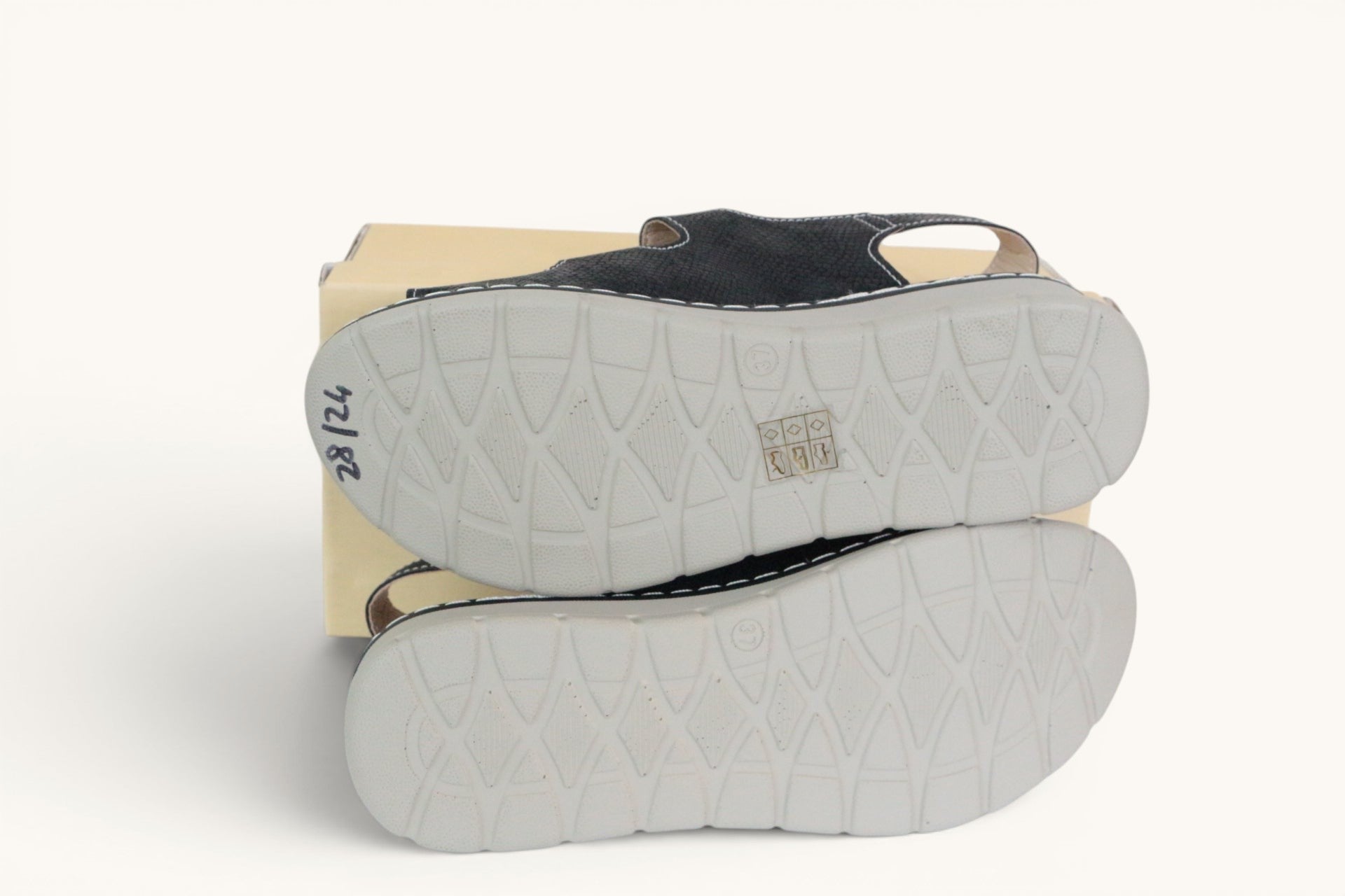 Sandales confort femme Frippindealz noires à semelle compensée antidérapante et brides ajustables
