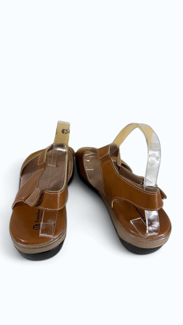 Sandales confort Frippindealz Comforsoft marron camel en simili cuir avec brides à scratch et semelles ergonomiques