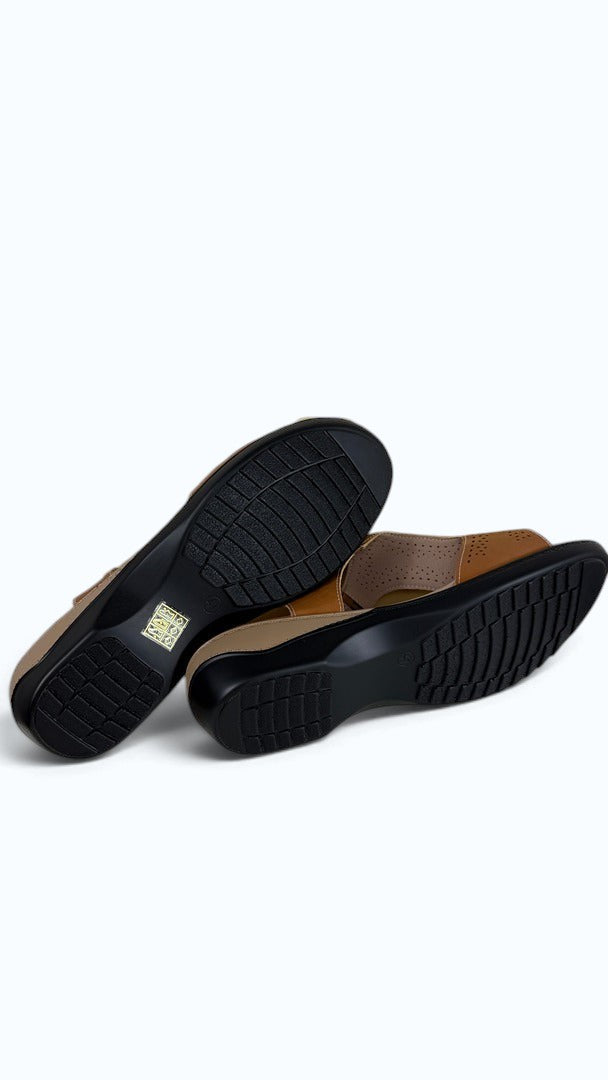 Sandales confort Frippindealz Comforsoft marron en simili cuir avec semelles antidérapantes noires texturées