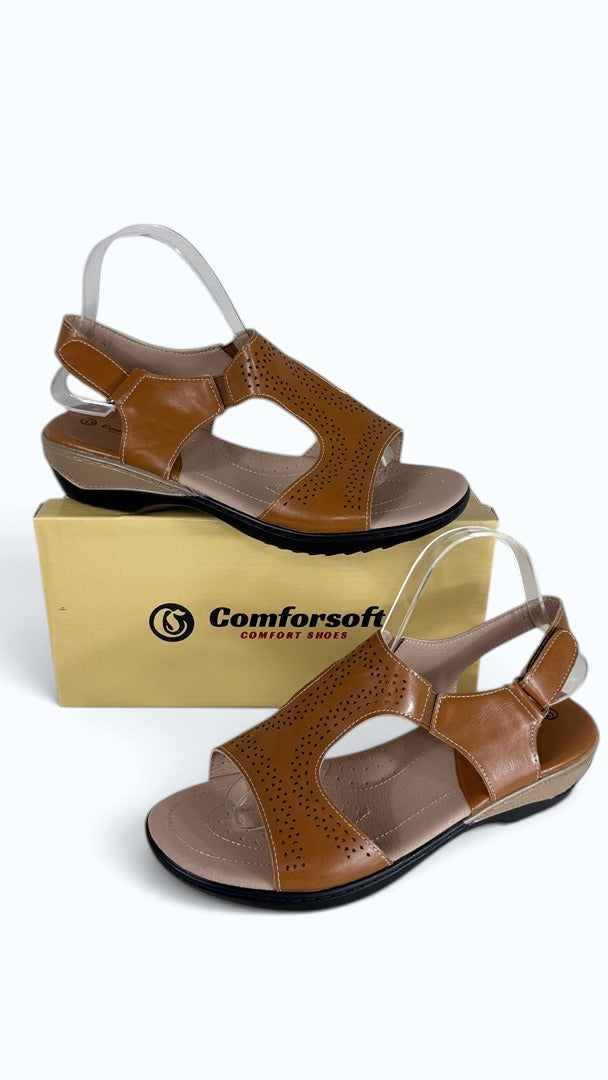 Sandales Frippindealz Comforsoft marron en simili cuir avec perforations décoratives et brides à scratch
