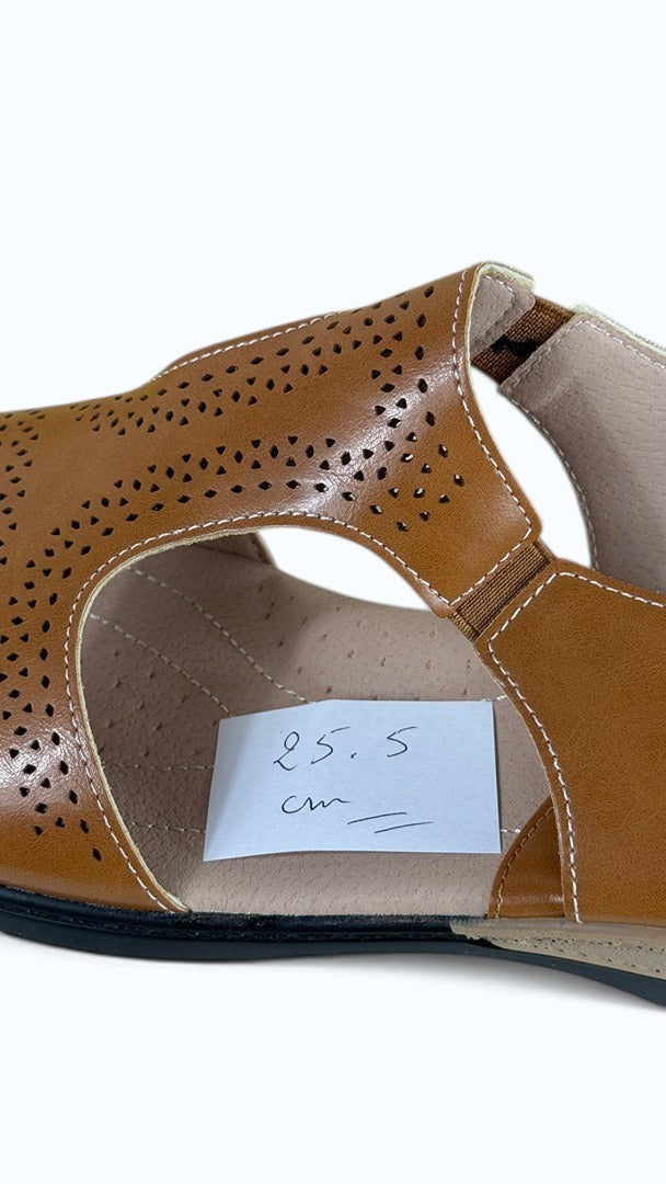 Sandales Frippindealz Comforsoft marron en cuir synthétique avec perforations décoratives et semelle intérieure confort