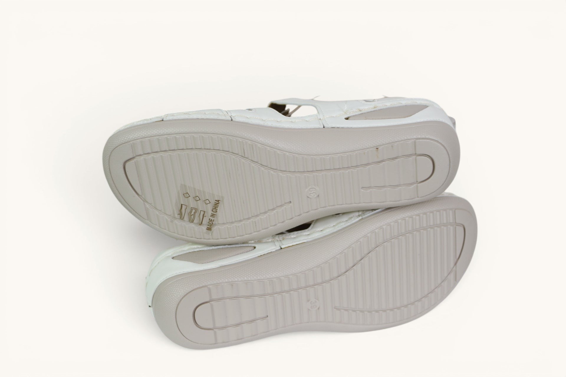 Semelles antidérapantes beiges de sandales confort Frippindealz NM blanc cassé avec design compensé léger