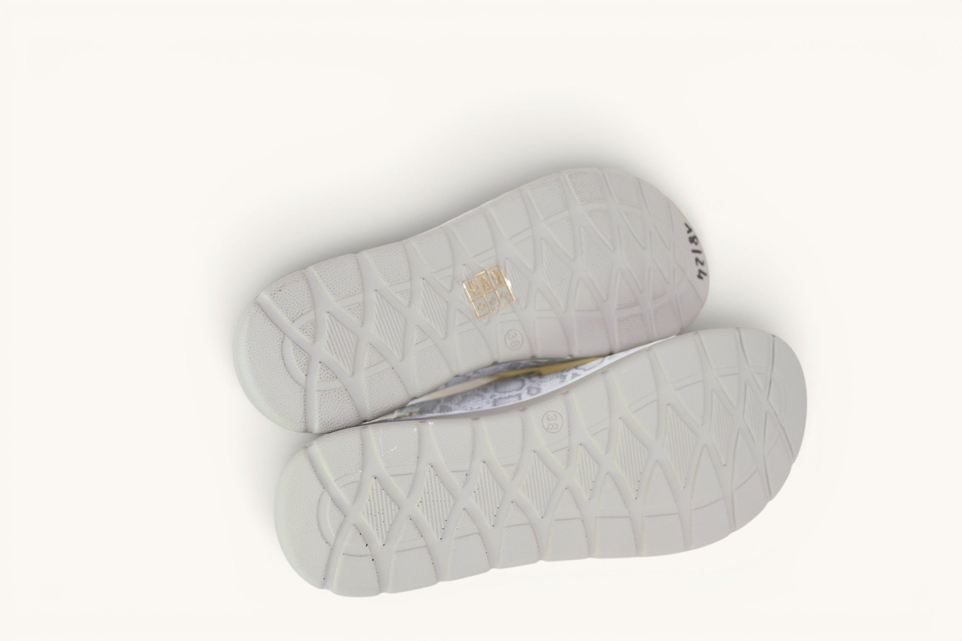 Semelles antidérapantes grises des sandales Comfortsoft pour femme avec motif géométrique