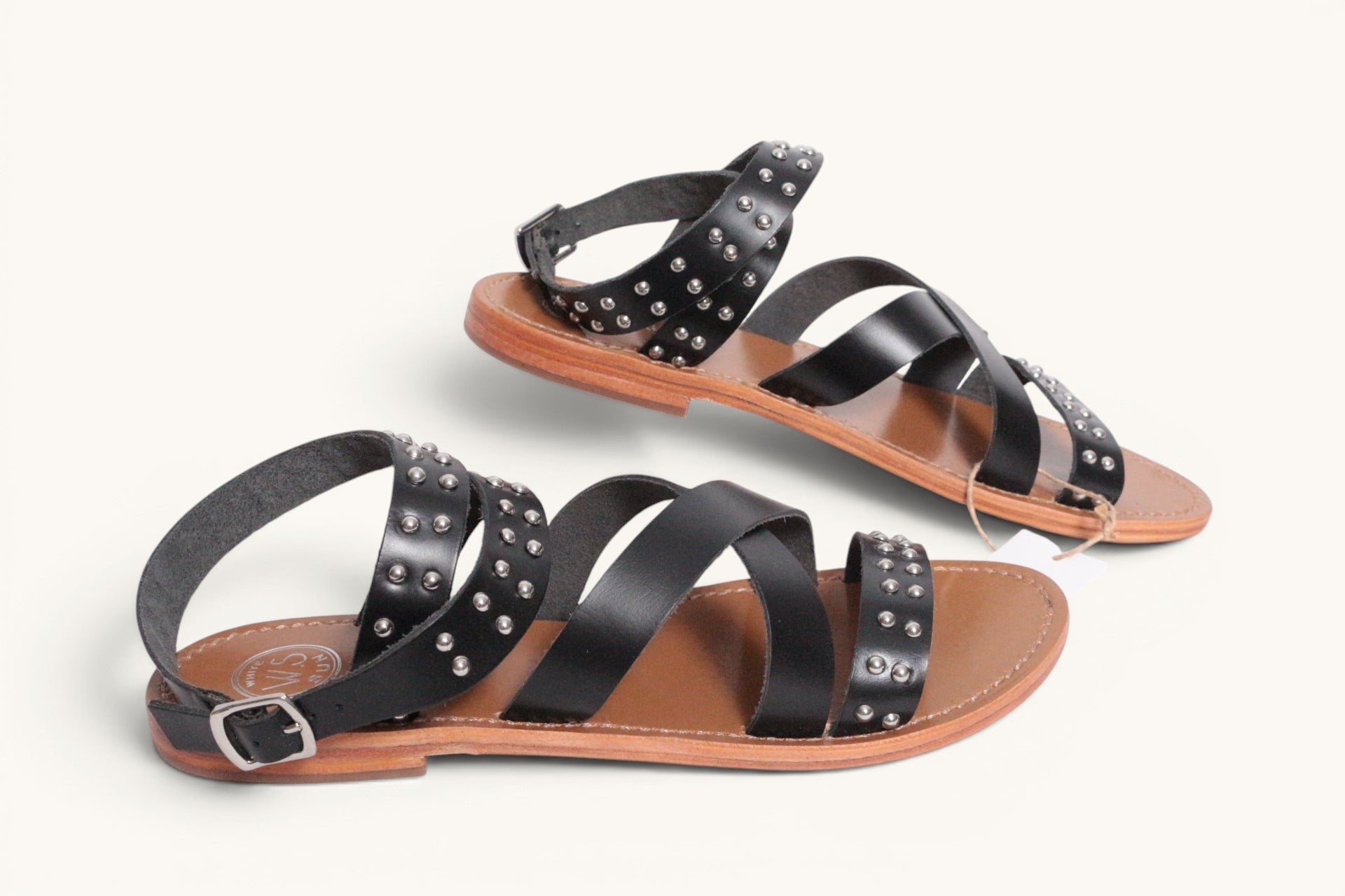 Sandales Frippindealz White SUN Alcoy en cuir noir avec clous métalliques et brides croisées