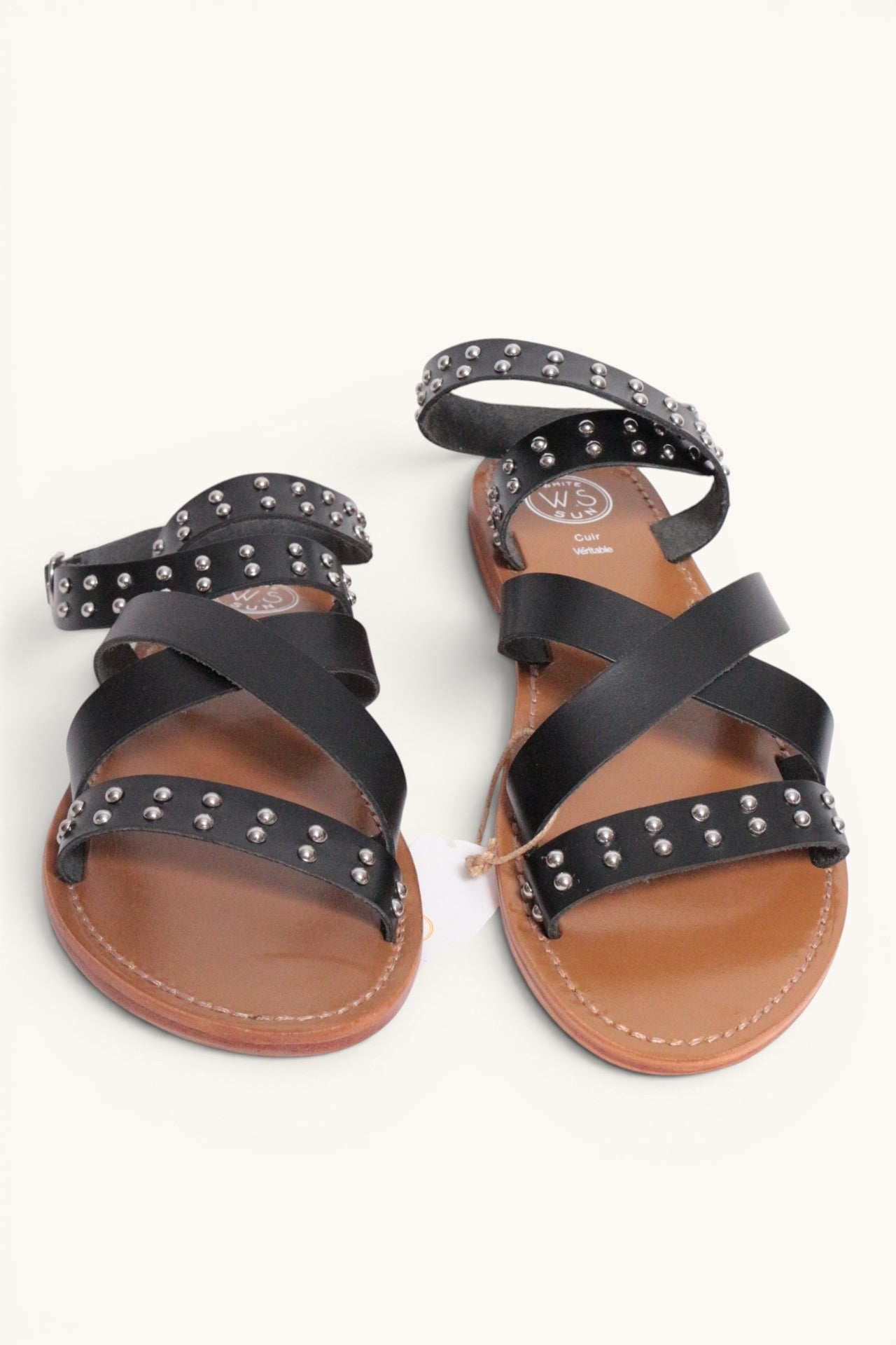 Sandales Frippindealz White Sun en cuir noir avec brides croisées et clous métalliques décoratifs