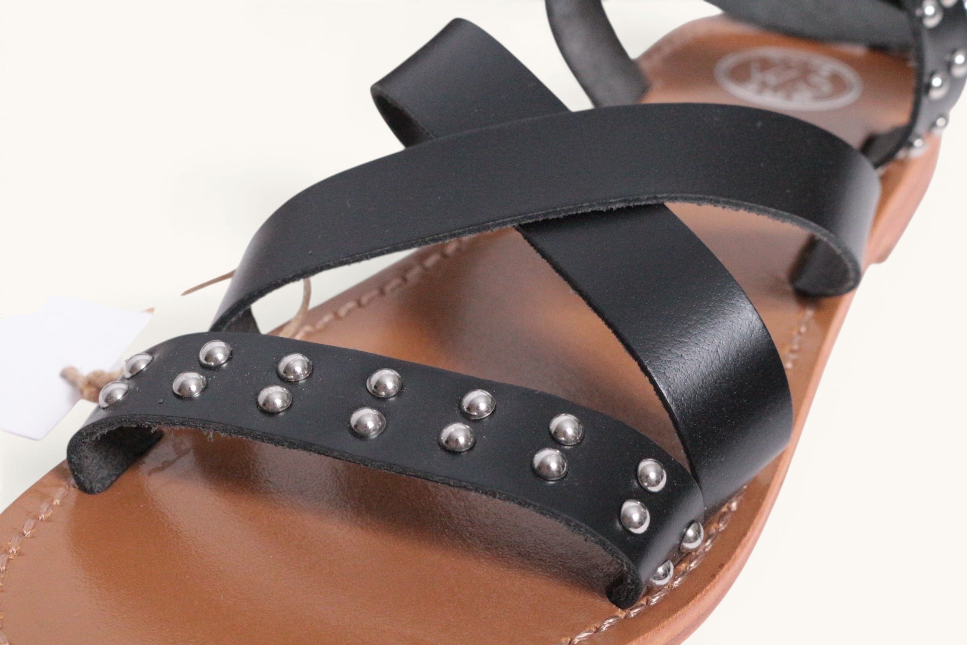 Sandales Frippindealz White Sun en cuir noir avec brides croisées et détails cloutés argentés