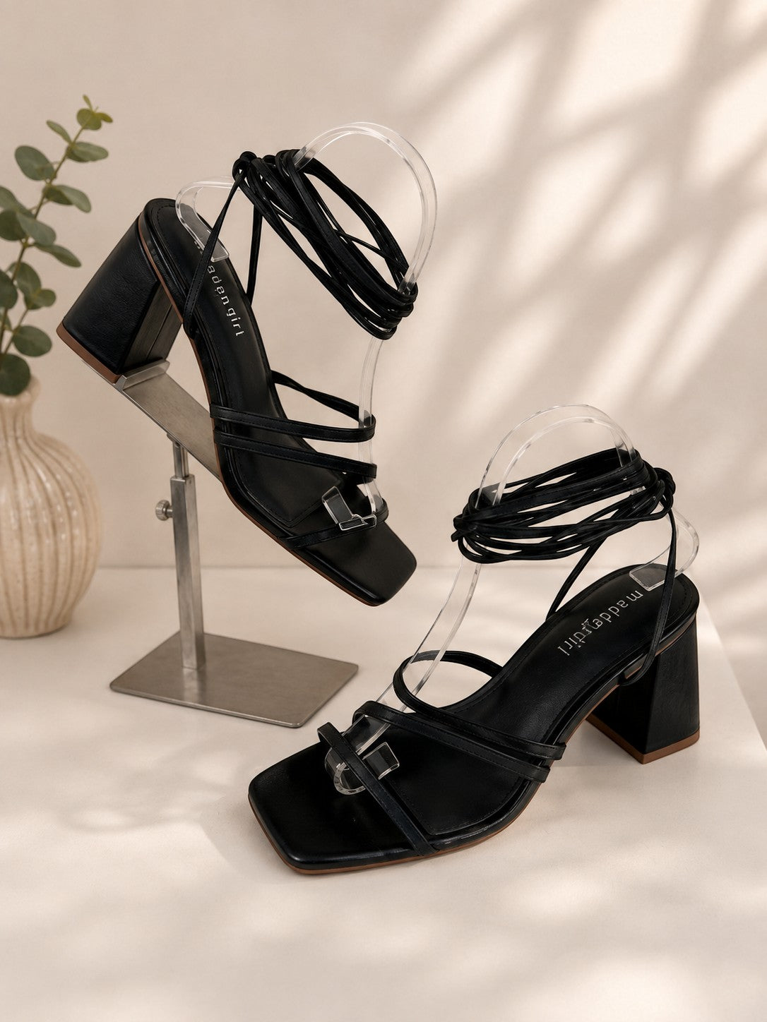 Sandales à talons Frippindealz en cuir noir avec bout carré, lanières à nouer et talon bloc géométrique