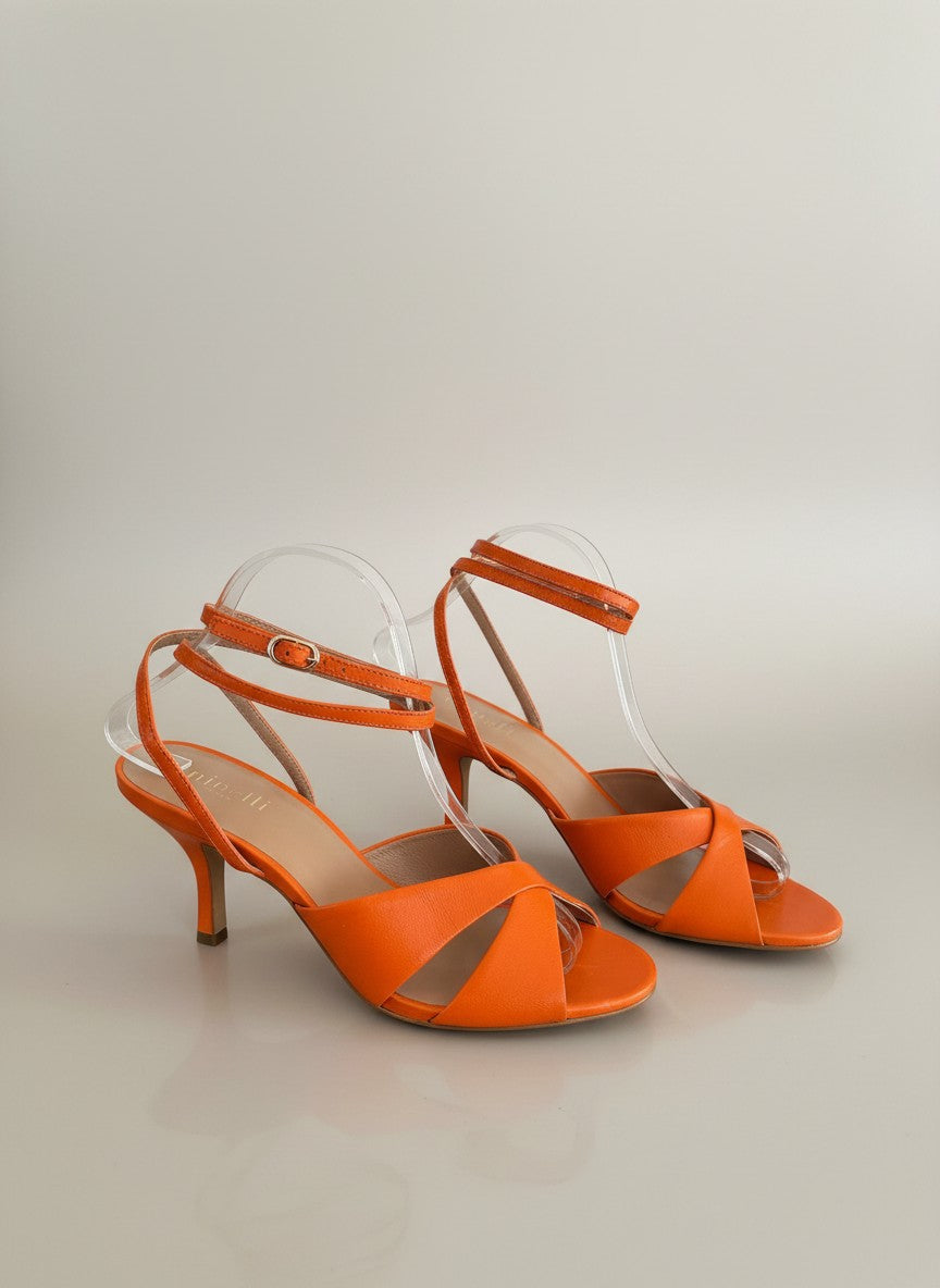 Sandales Minelli en cuir orange vif avec brides fines et talon de 6,5 cm. Neuves avec étiquette.