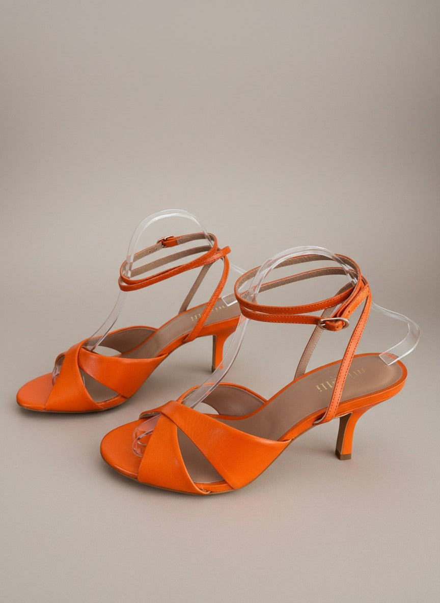 Frippindealz Sandales en cuir orange vif à talon bas avec brides fines et boucle à la cheville. Taille 39.