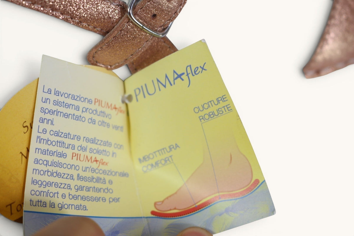 Étiquette descriptive Piumaflex sur sandales artisanales en cuir rose gold de la marque Frippindealz