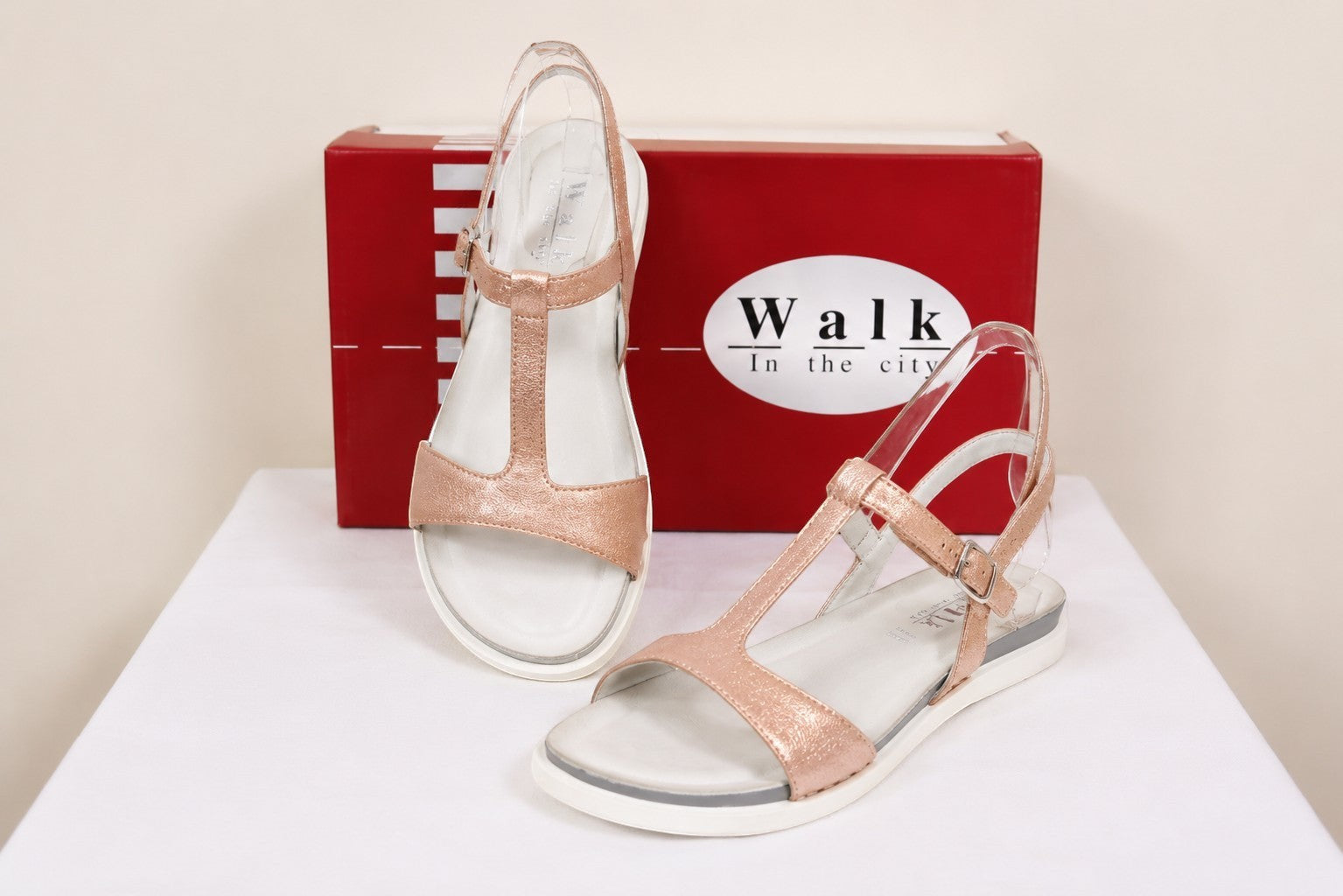 Sandales femme Frippindealz Walk In The City en cuir rose gold avec bride en T et semelle claire