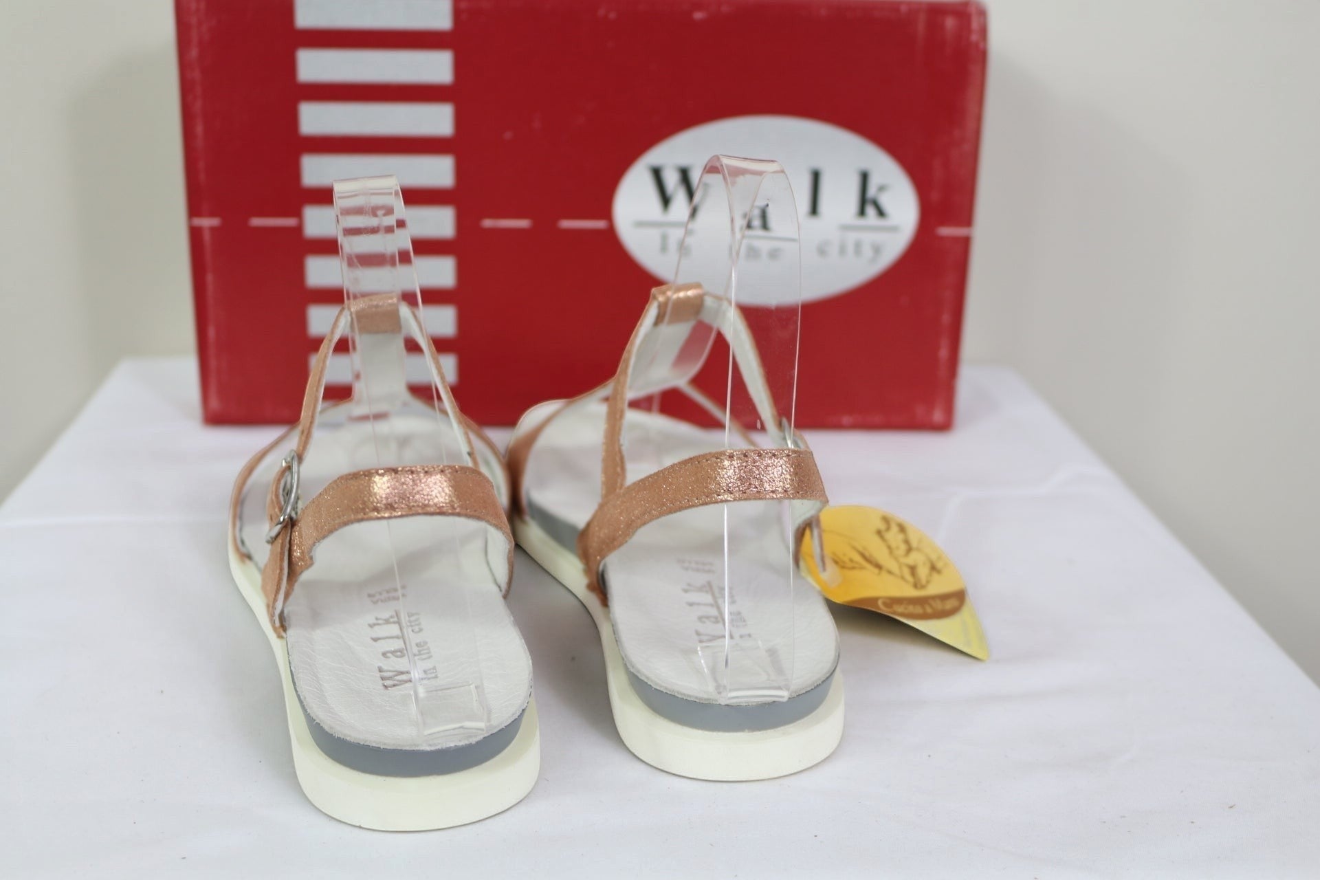 Sandales femme Frippindealz Walk In The City en cuir rose gold avec bride en T et semelle claire, vue arrière