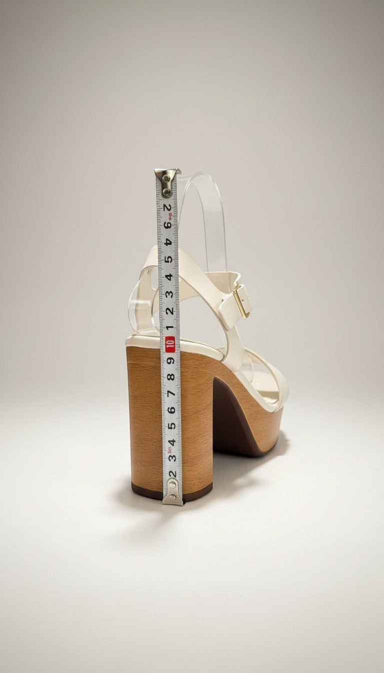 Frippindealz Sandales écrues en cuir synthétique avec talon bloc effet bois de 10 cm et boucle dorée.
