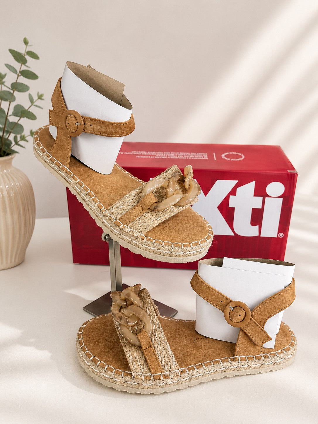Sandales espadrilles Frippindealz XTI beige avec bride cheville, détail maillon et semelle plateforme tressée
